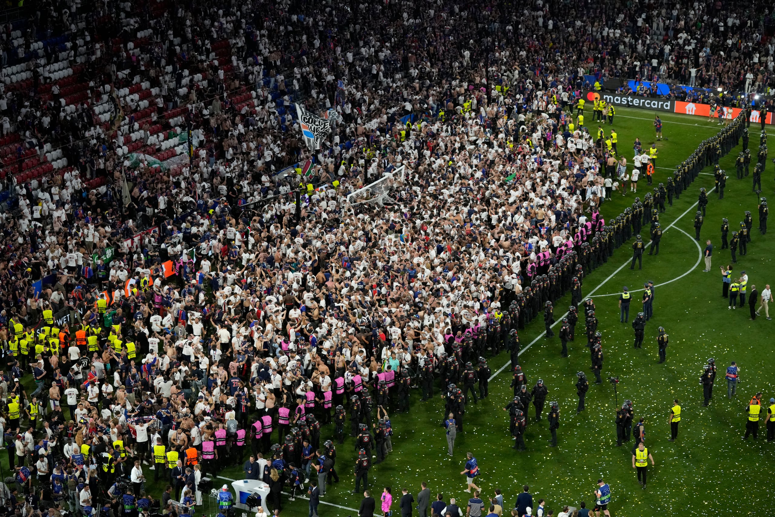 Seguidores del PSG invaden la cancha tras la final de la Liga de Campeones en Múnich ante el Inter de Milán.