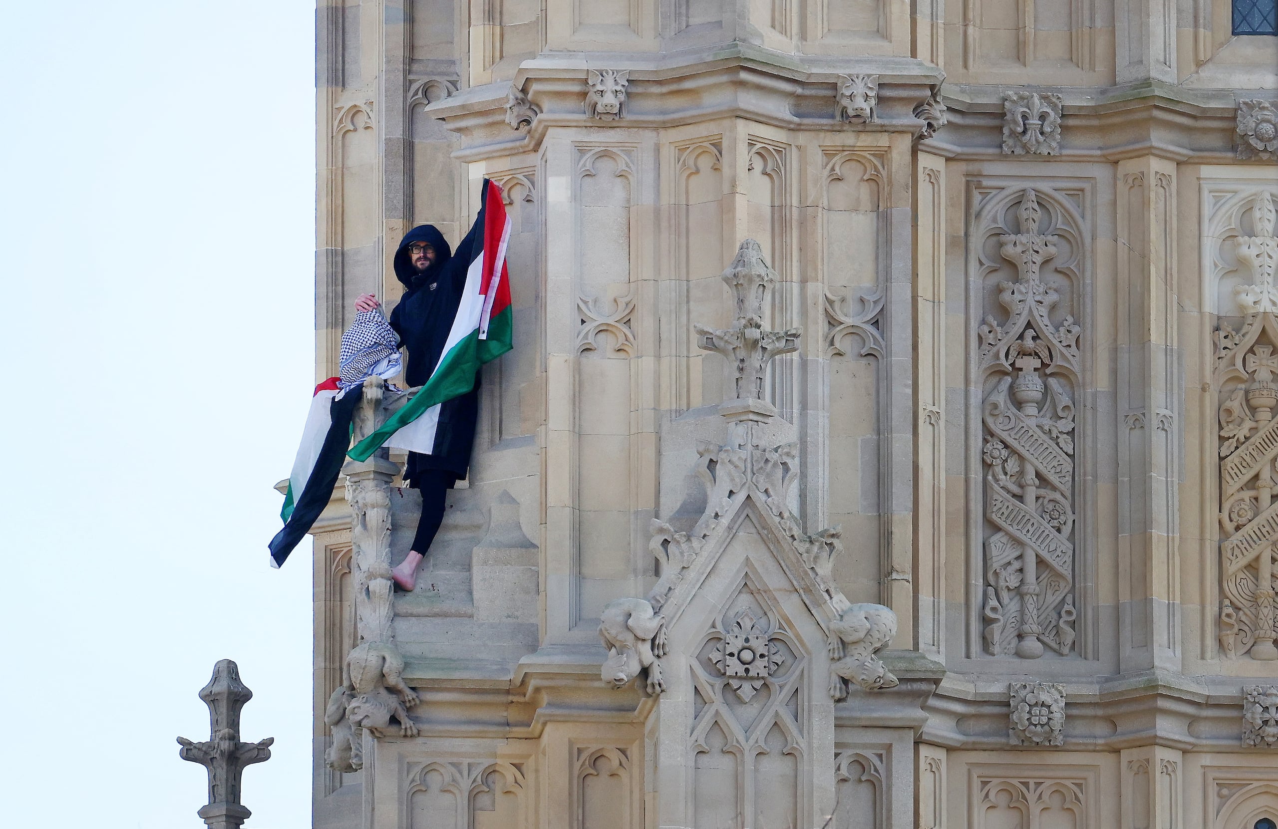 LONDON (United Kingdom), 08/03/2025.- Un activista se sube a la torre de Londres enarbolando la bandera palestina. (Protestas, Reino Unido, Londres) EFE/EPA/ANDY RAIN