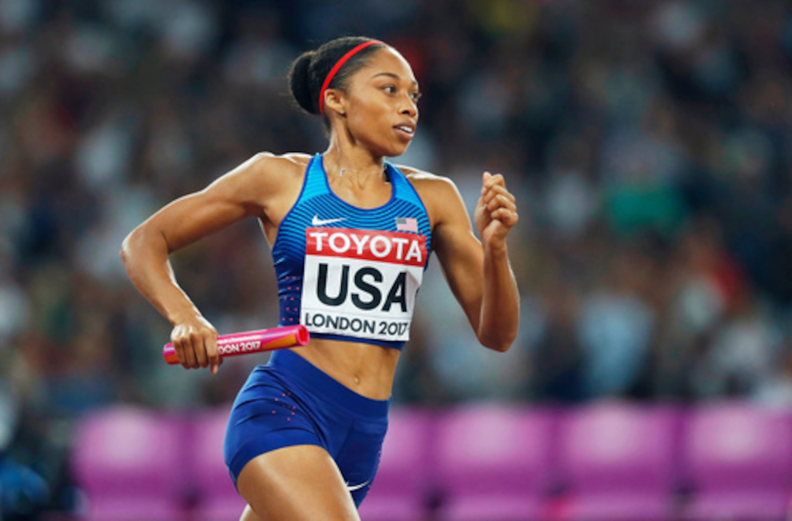 ARCHIVO - La estadounidense Allyson Felix compite en la final femenina de 4x400 metros durante el Campeonato Mundial de Atletismo en Londres el 13 de agosto de 2017. (AP Photo/Kirsty Wigglesworth, Archivo)