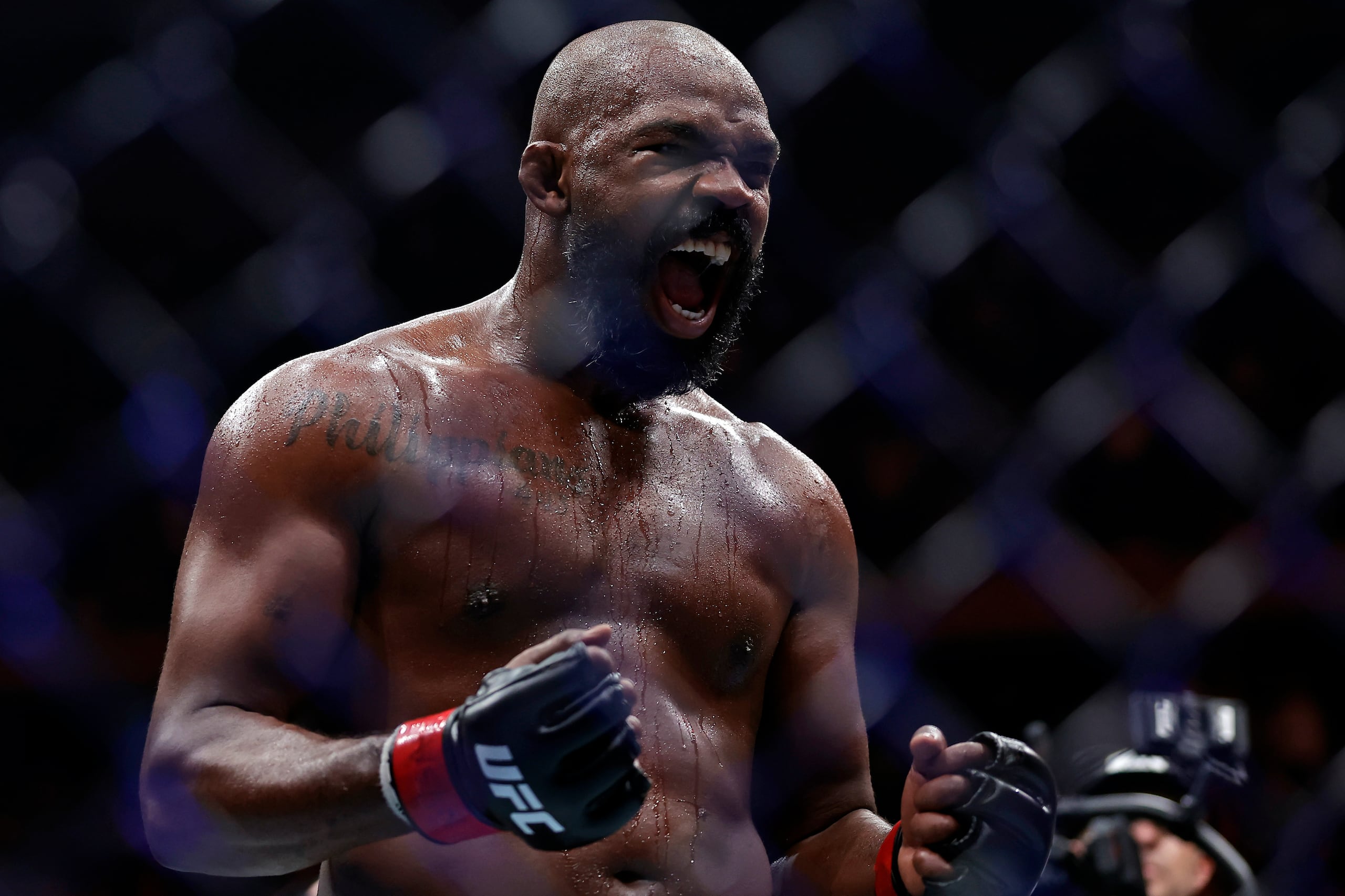 Jon Jones reacciona después de derrotar a Stipe Miocic en UFC 309.