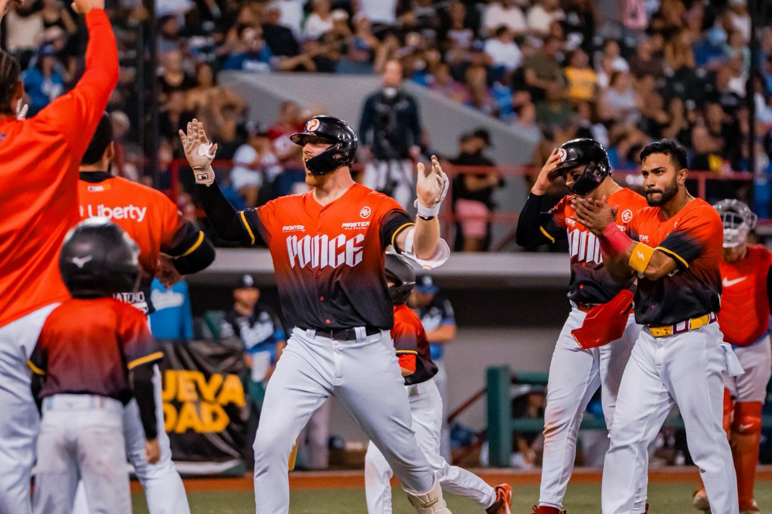 Simoneit es todo emoción luego de pegar un grand slam que inicialmente fue cantado foul.
