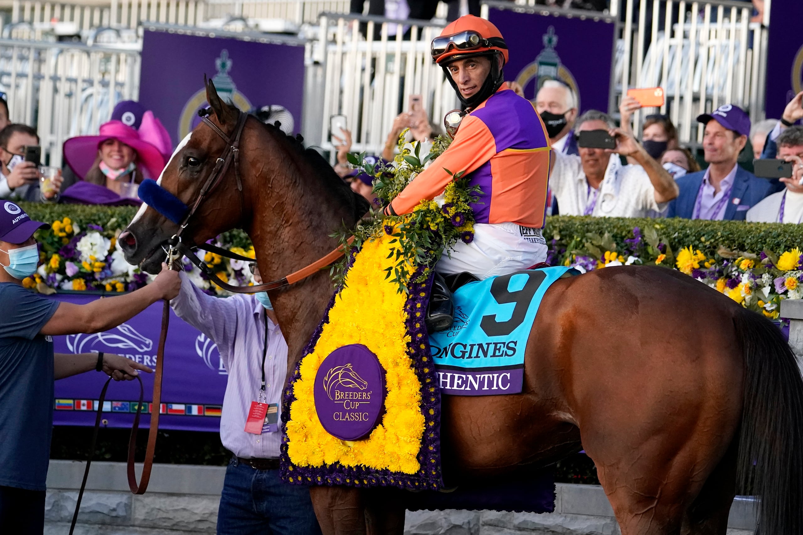 El veterano John Velazquez suma 20 victorias de Breeders' Cup, incluyendo ésta en el Classic del 2020 sobre Authentic.
