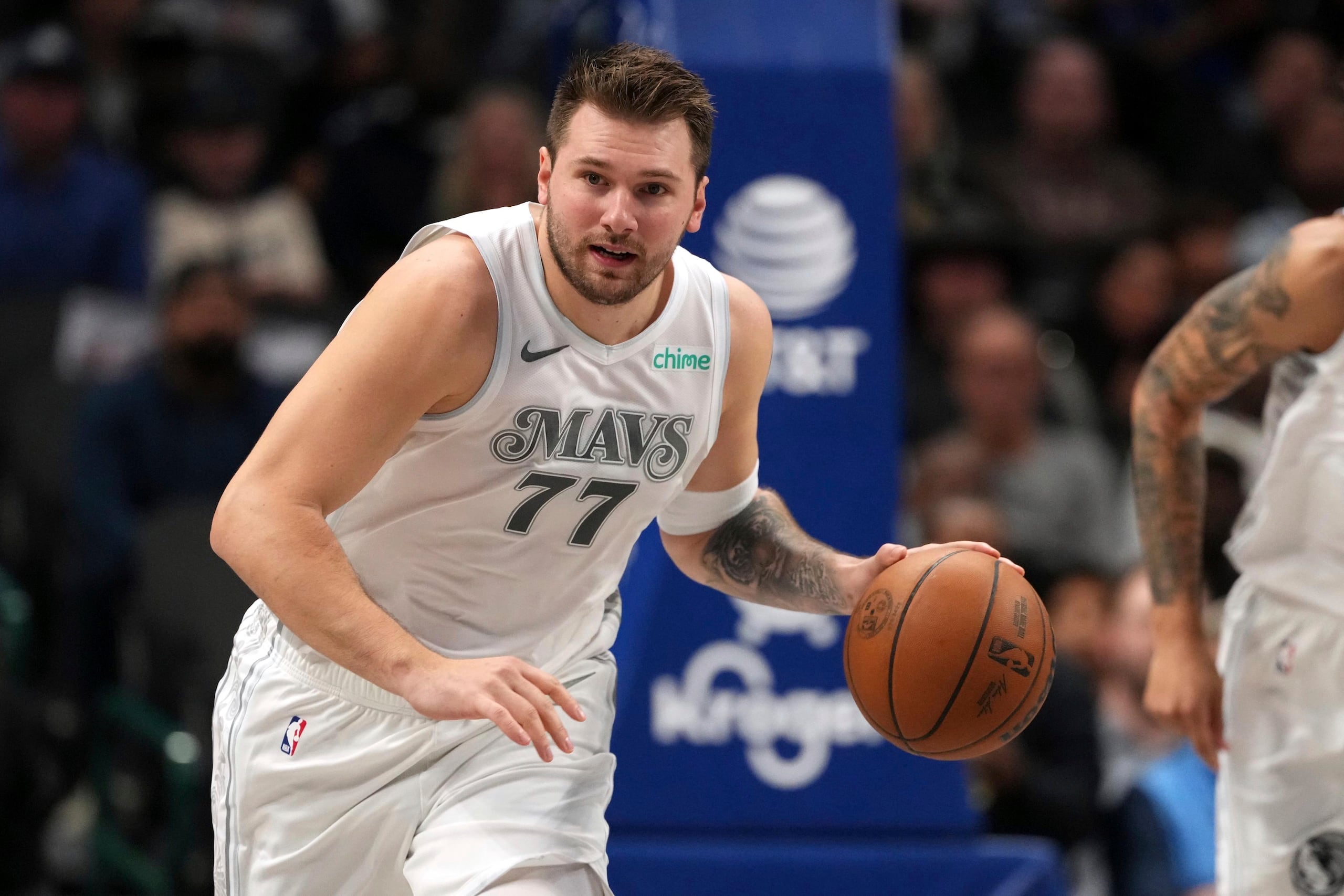 El armador de los Mavericks de Dallas, Luka Doncic, con el balón durante un juego contra los Spurs de San Antonio el sábado, 16 de noviembre del 2024. (AP Foto/Jeffrey McWhorter)