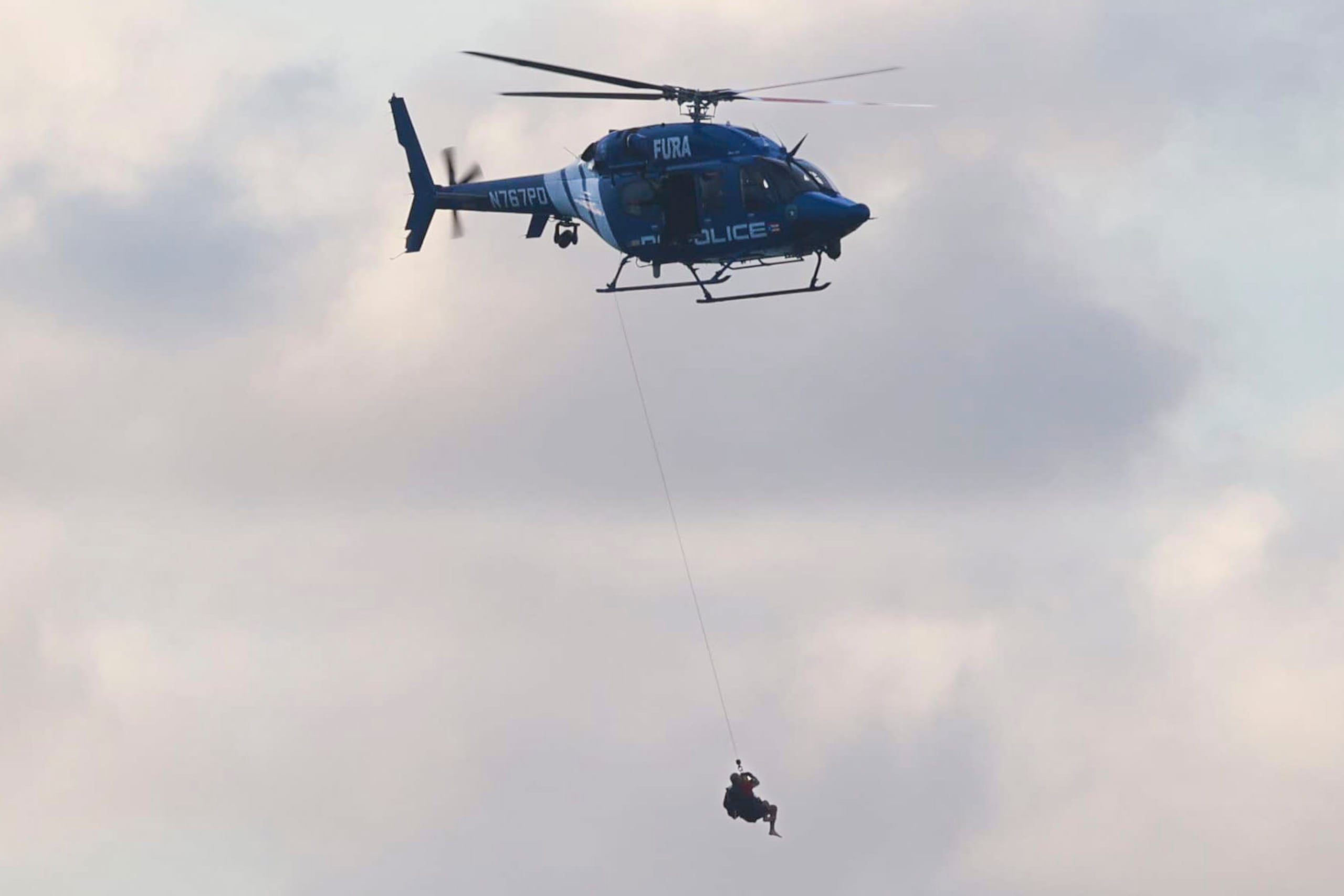 Ambos buzos fueron rescatados por el helicóptero de FURA, luego que se lesionaran tras ser arrastrados por un marullo.