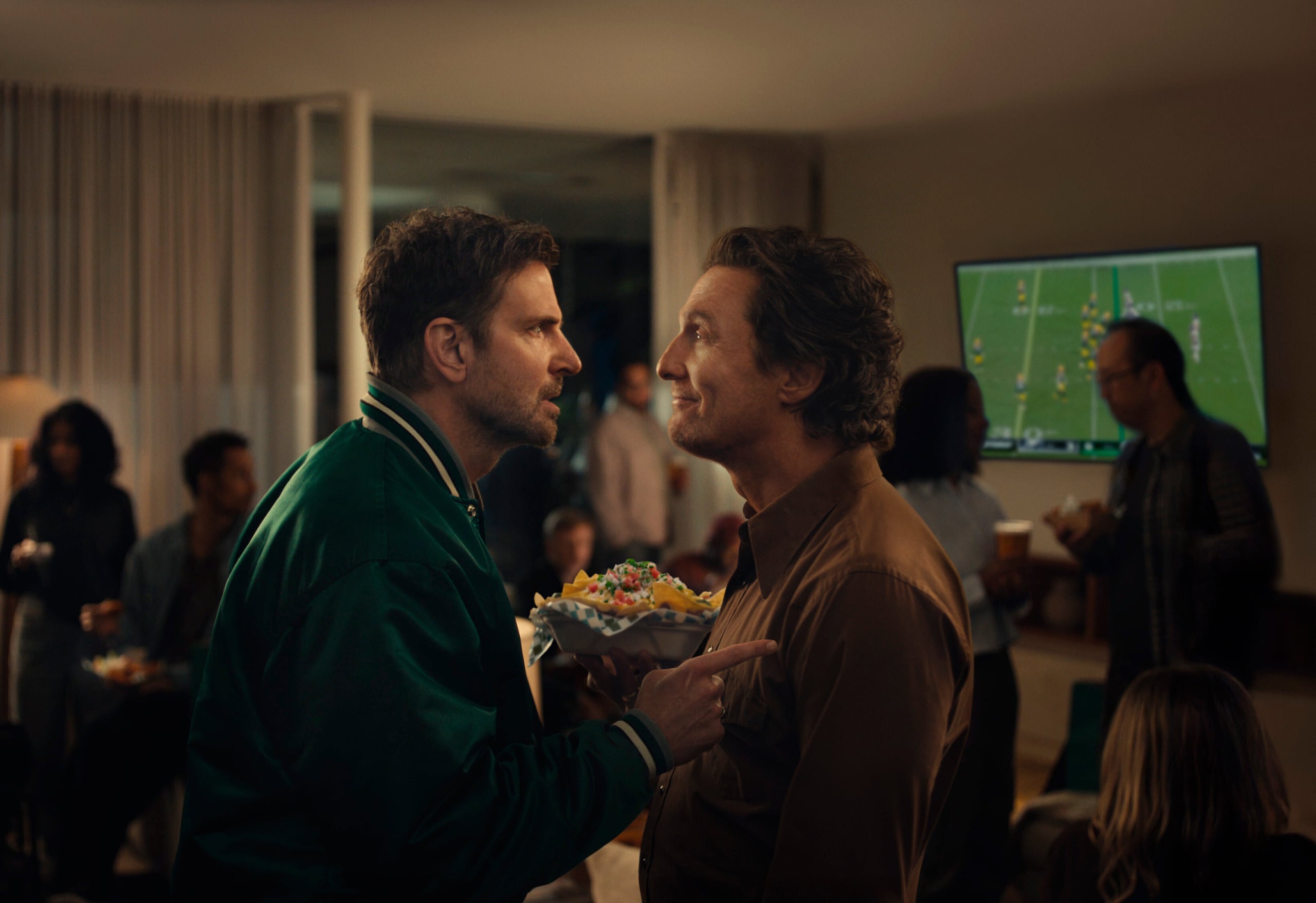 Esta imagen sin fecha proporcionada por Uber Eats muestra a Bradley Cooper, a la izquierda, y a Matthew McConaughey en una escena del anuncio de fútbol americano de la NFL del Super Bowl 2026 de Uber Eats. (Uber Eats via AP)