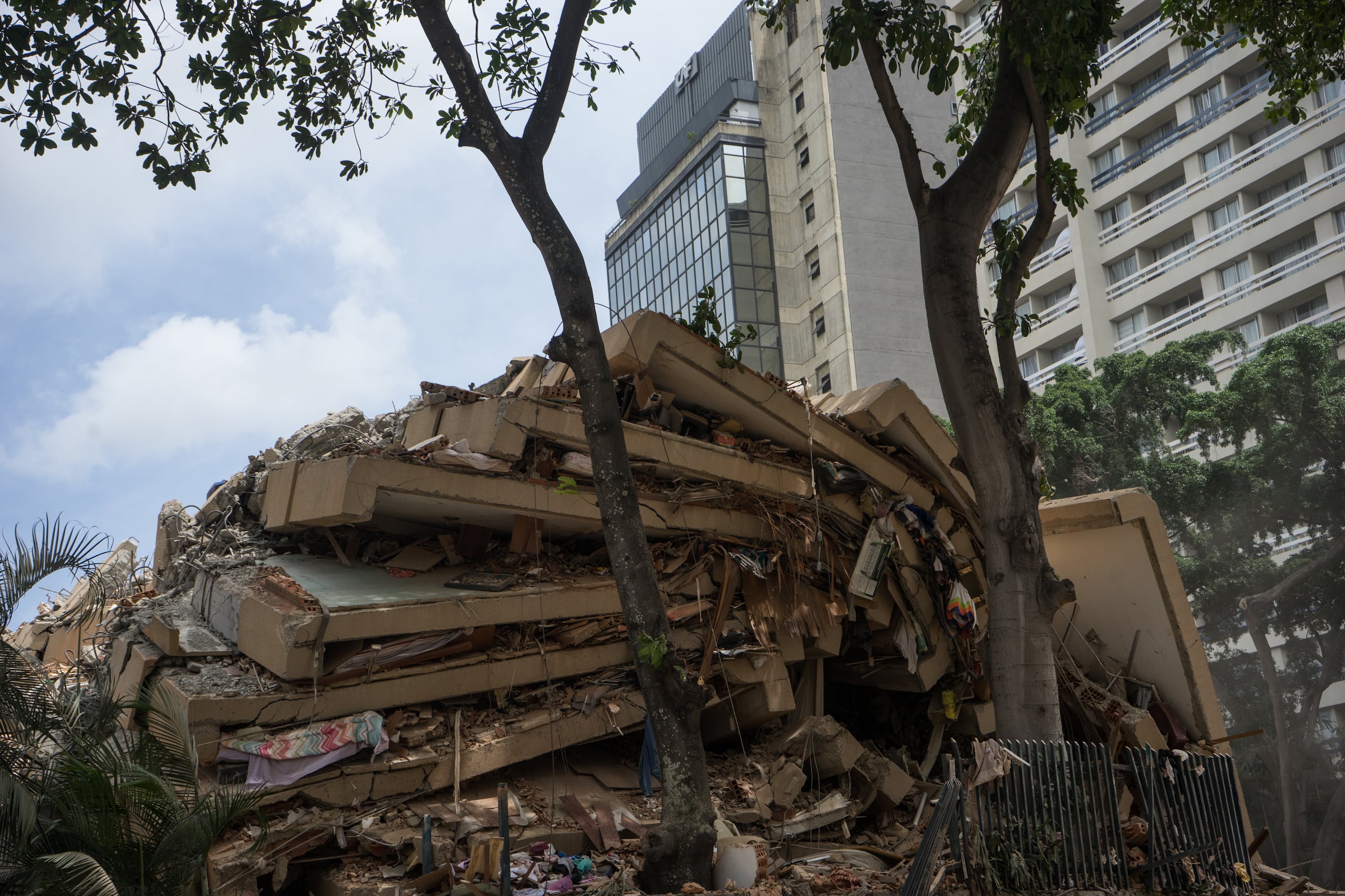 Fotografía que muestra un edificio derrumbado por terremotos este jueves, en el municipio Chacao, en Caracas, Venezuela.