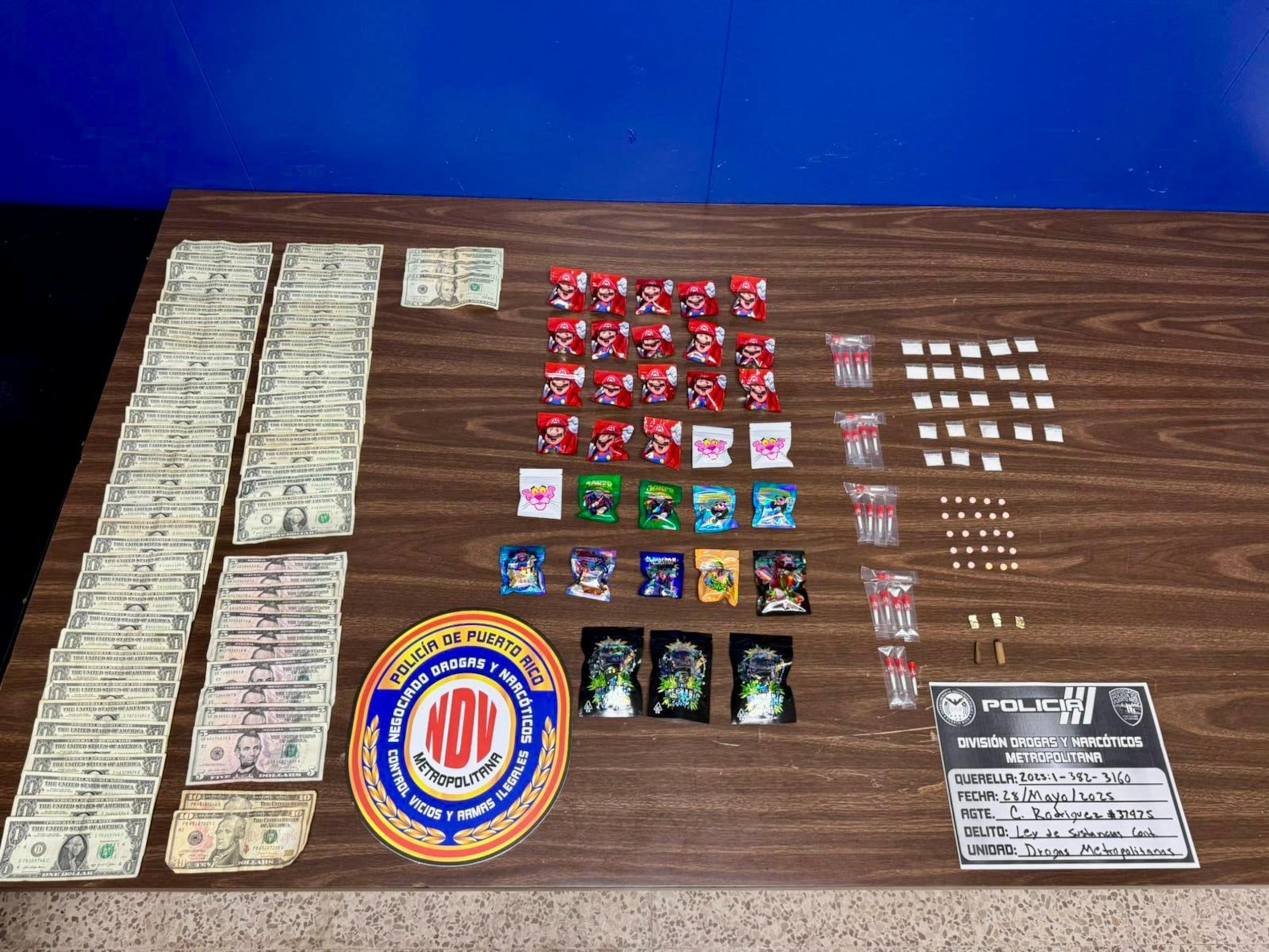 Resultado de uno de los allanamientos diligenciado por agentes de la División de Drogas Metropolitana en el residencial Nemesio R. Canales, en Hato Rey.