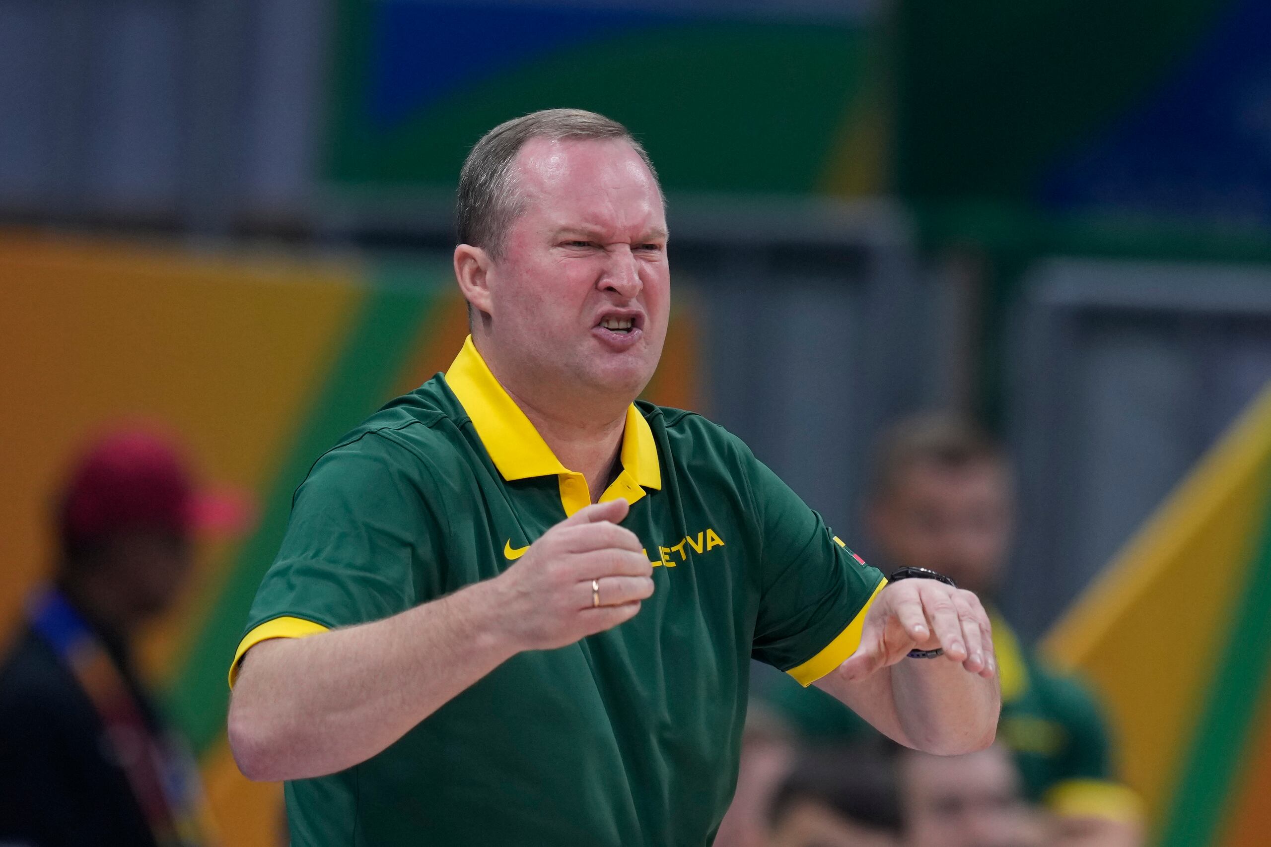 El entrenador de Lituania, Kazys Maksvytis, reacciona durante una jugada del partido.