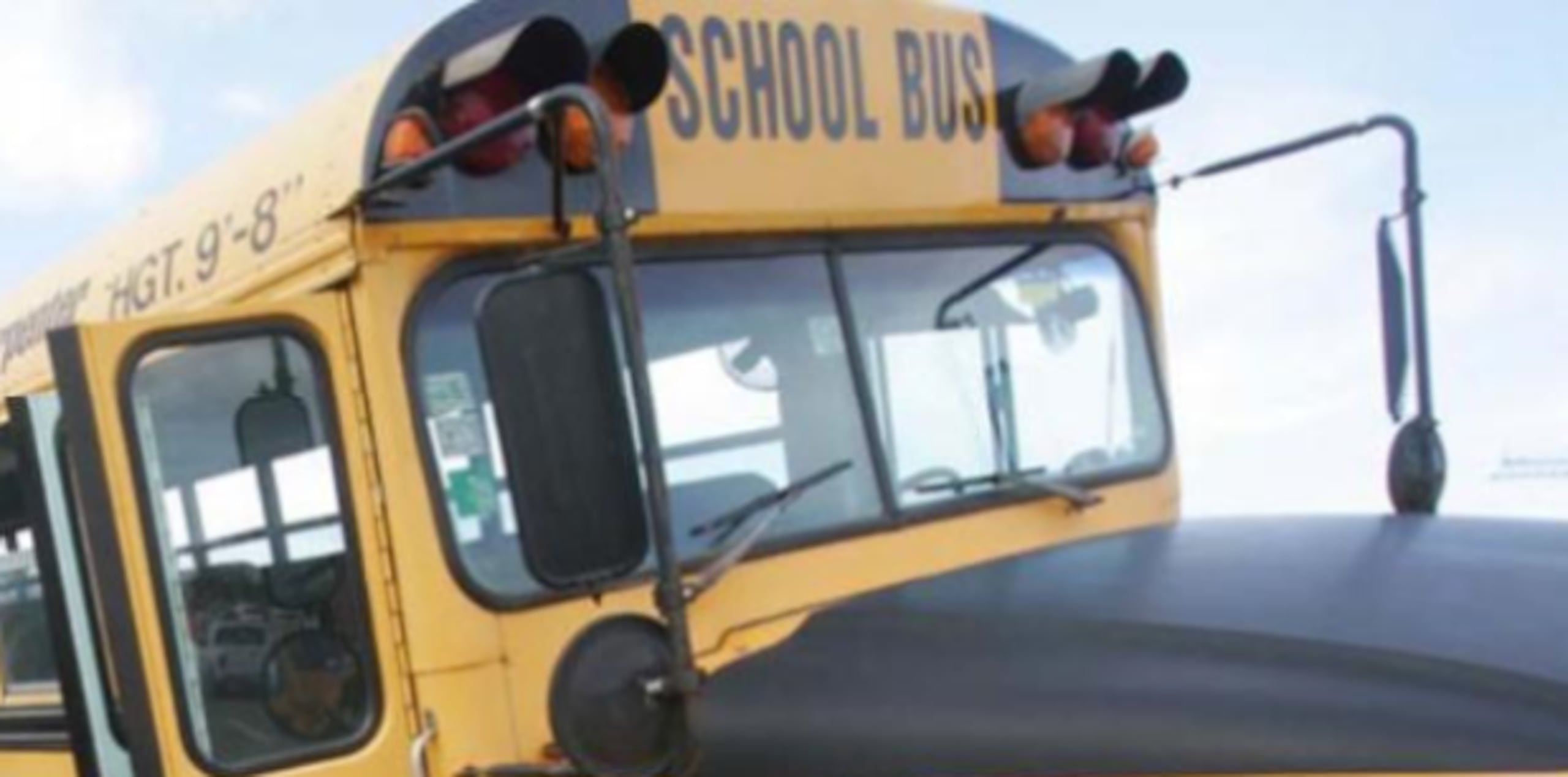 El conductor de una guagua escolar que transportaba a 28 menores deportistas y cinco adultos, rebasó una luz roja e impactó una guagua. (Archivo)