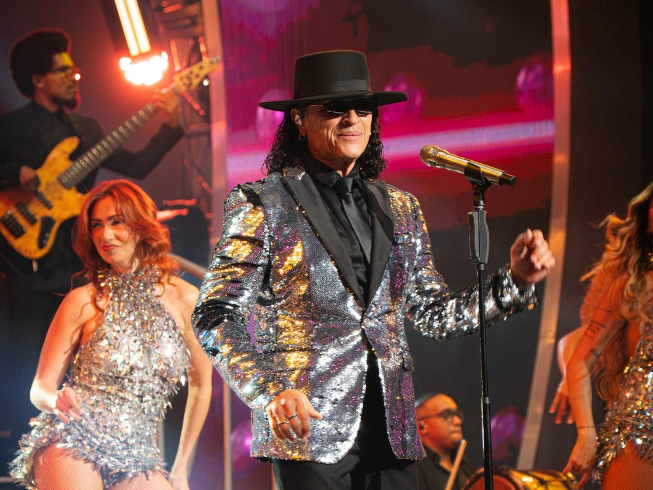 Elvis Crespo enciende los Premios Soberano 2026 tras alcanzar otro número uno con una versión nueva de "Abeja Blanca 2.0".