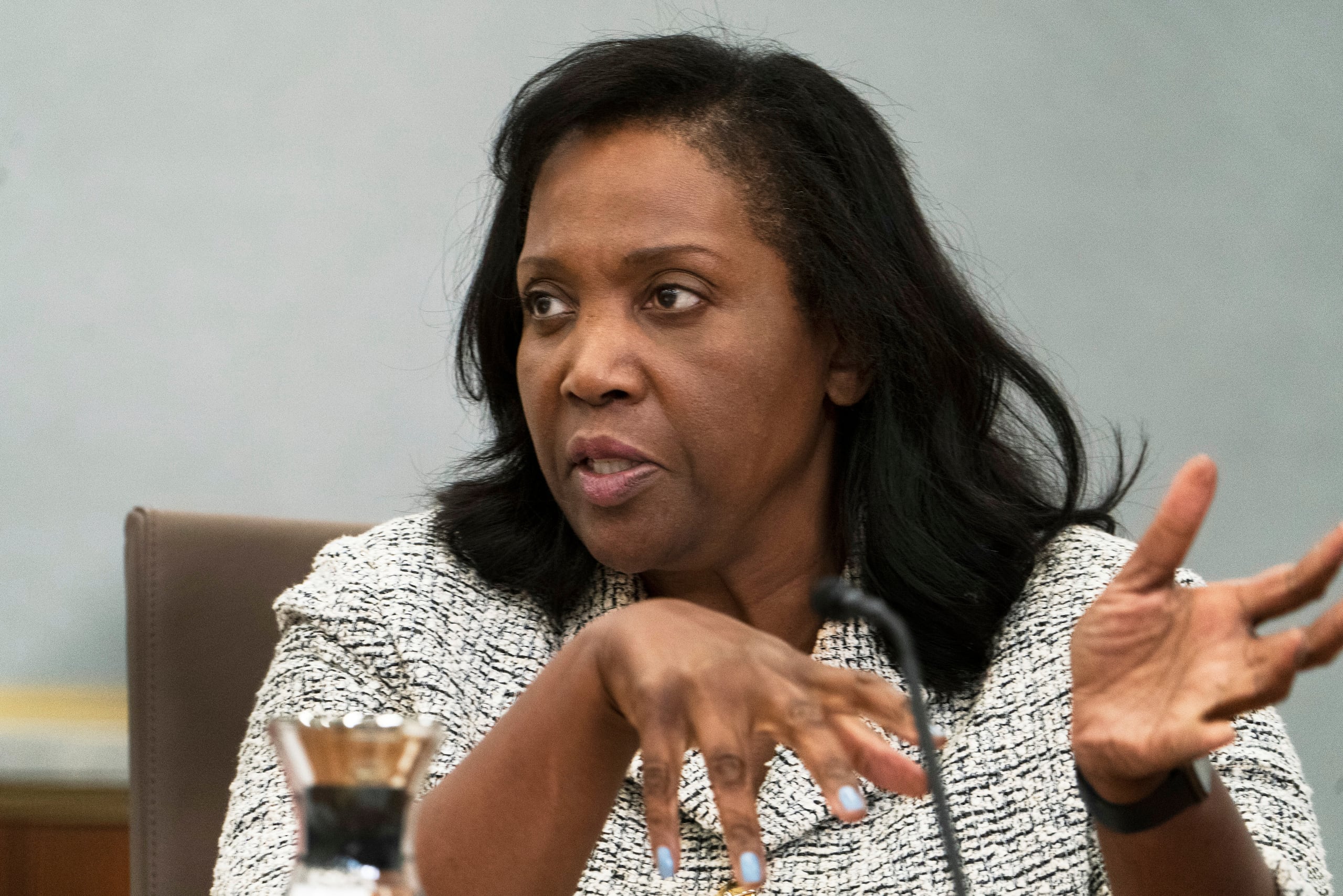 Lisa Cook, miembro de la junta de gobernadores de la Reserva Federal, durante un encuentro con líderes de organizaciones sin fines de lucro, pequeñas empresas, fabricantes, manejo de cadenas de suministros, y de los sectores de salud, educación e inmobiliarios, el 23 de septiembre de 2022, en el edificio de la Fed en Washington. (AP Foto/Manuel Balce Ceneta, Archivo)