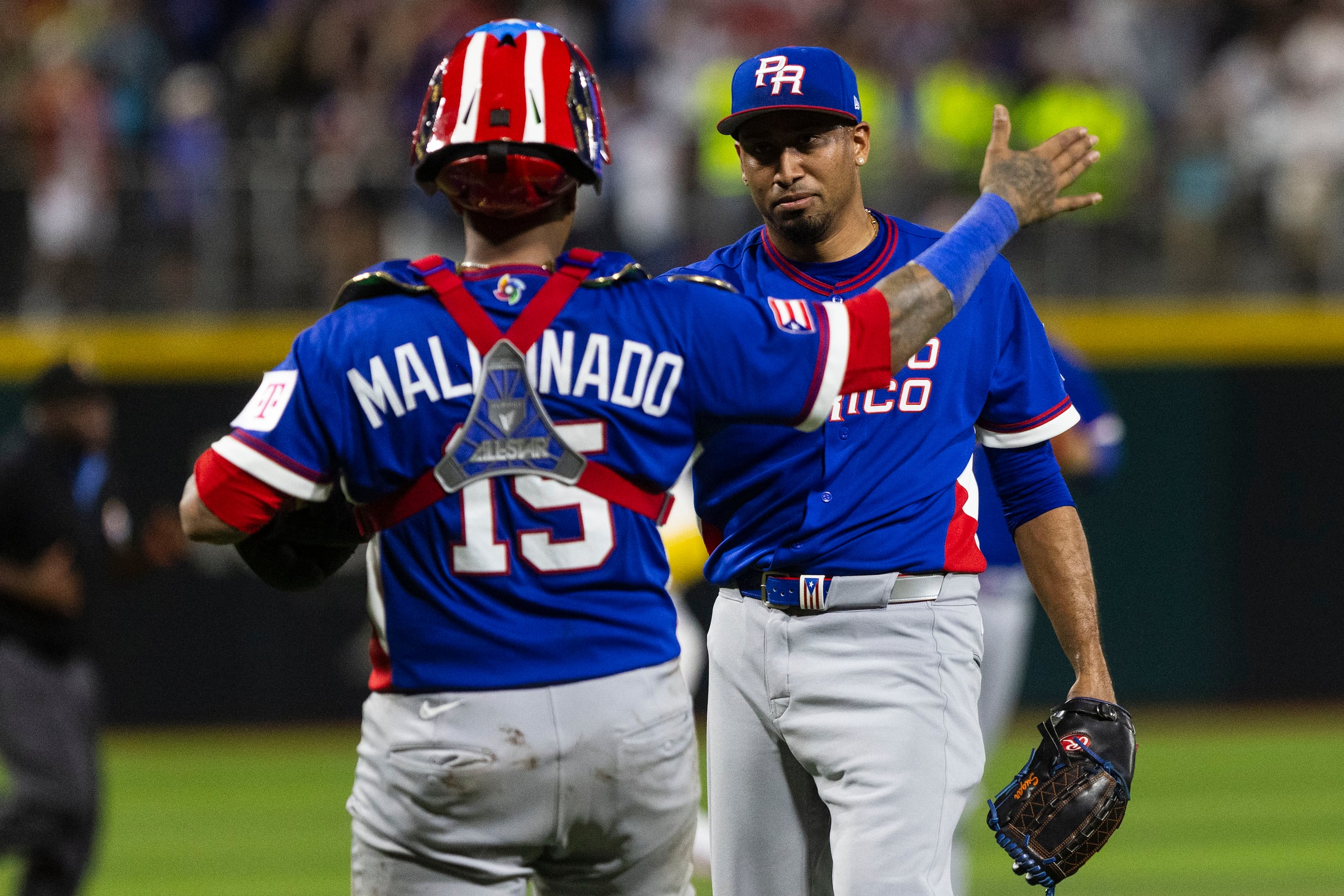 Un emotivo Edwin Díaz saluda a Martín "Machete" Maldonado tras concluir el partido entre Puerto Rico y Colombia.