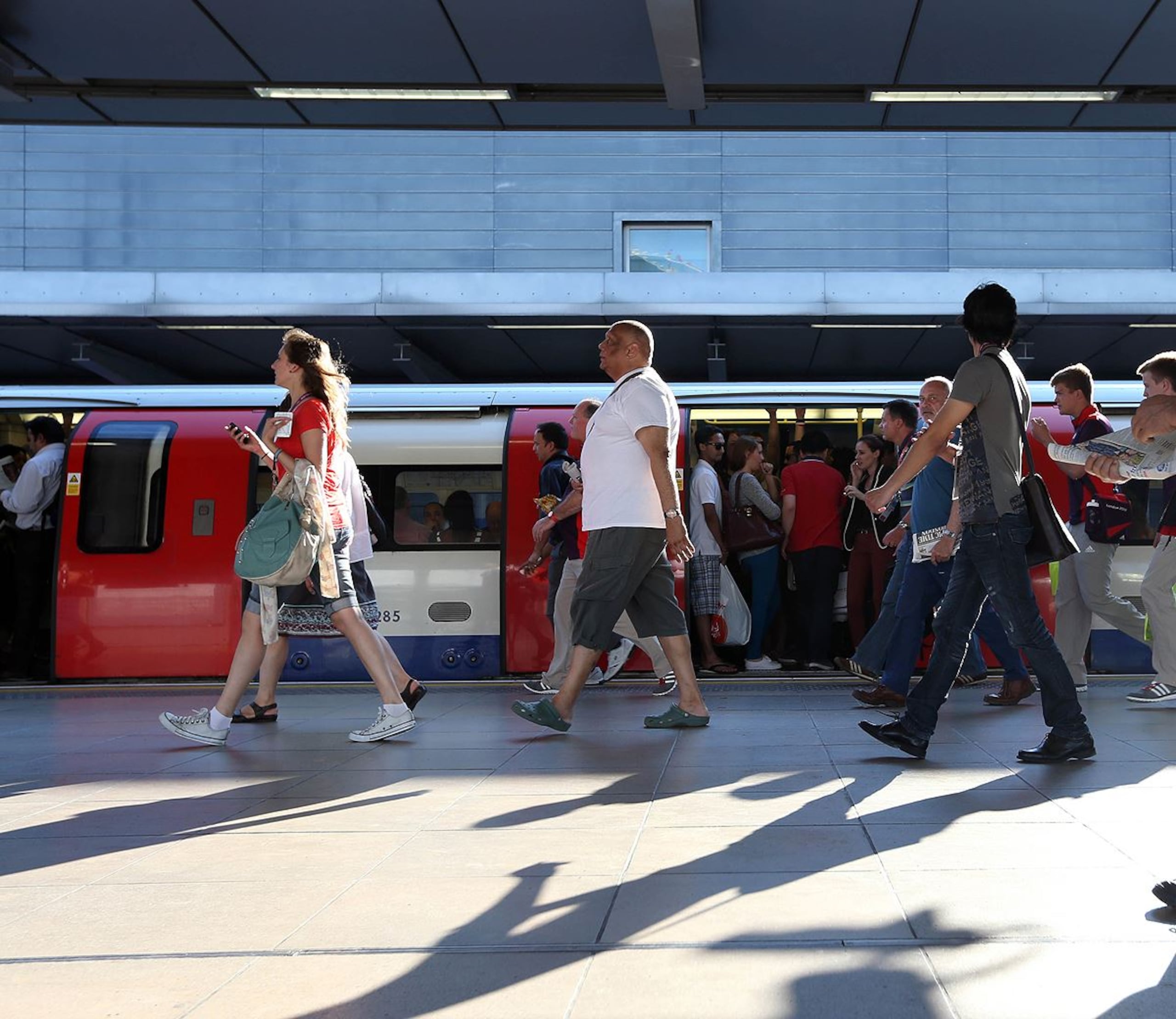 Casi un millón de personas viajan a Londres en tren todos los días.