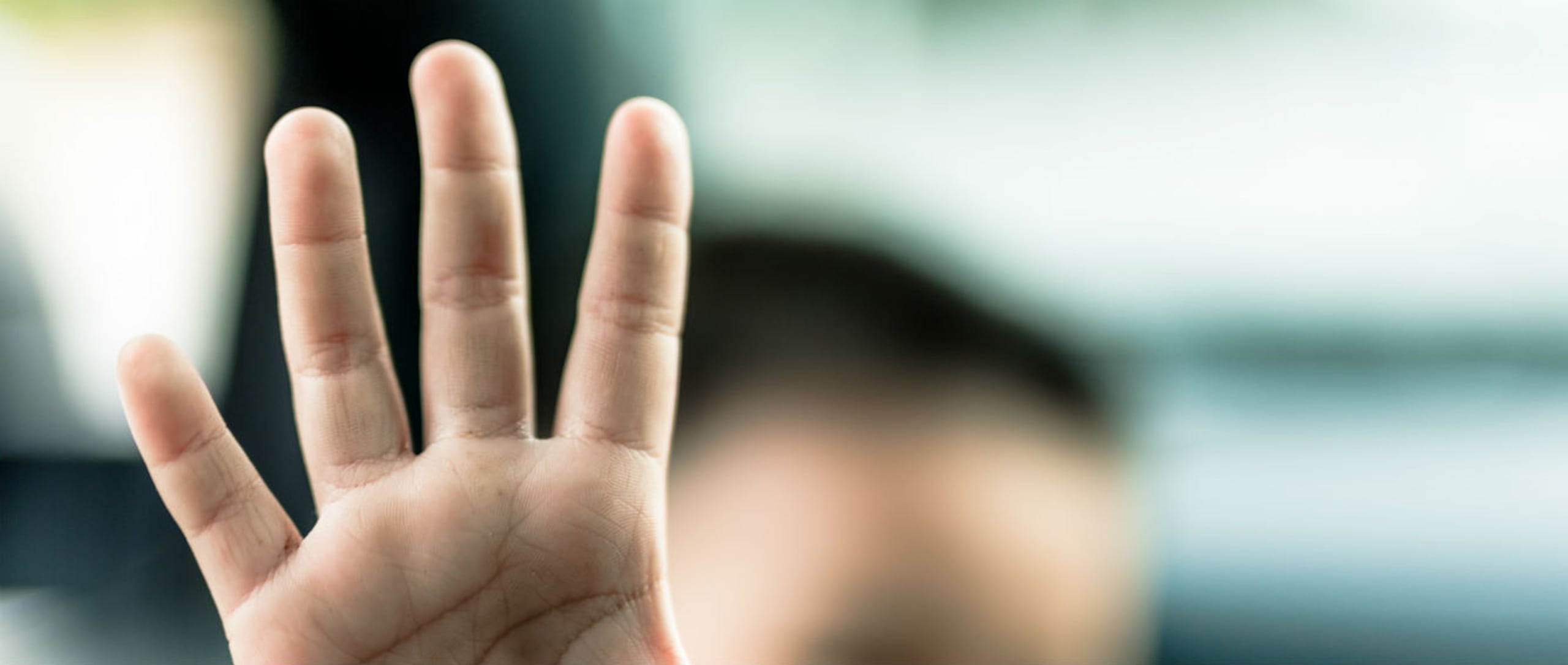 Es importante que los niños aprendan pronto a identificar sus partes sexuales sin tabúes para que les sea más fácil dar la voz de alerta en caso de ser víctimas de un intento de abuso.(Shutterstock)