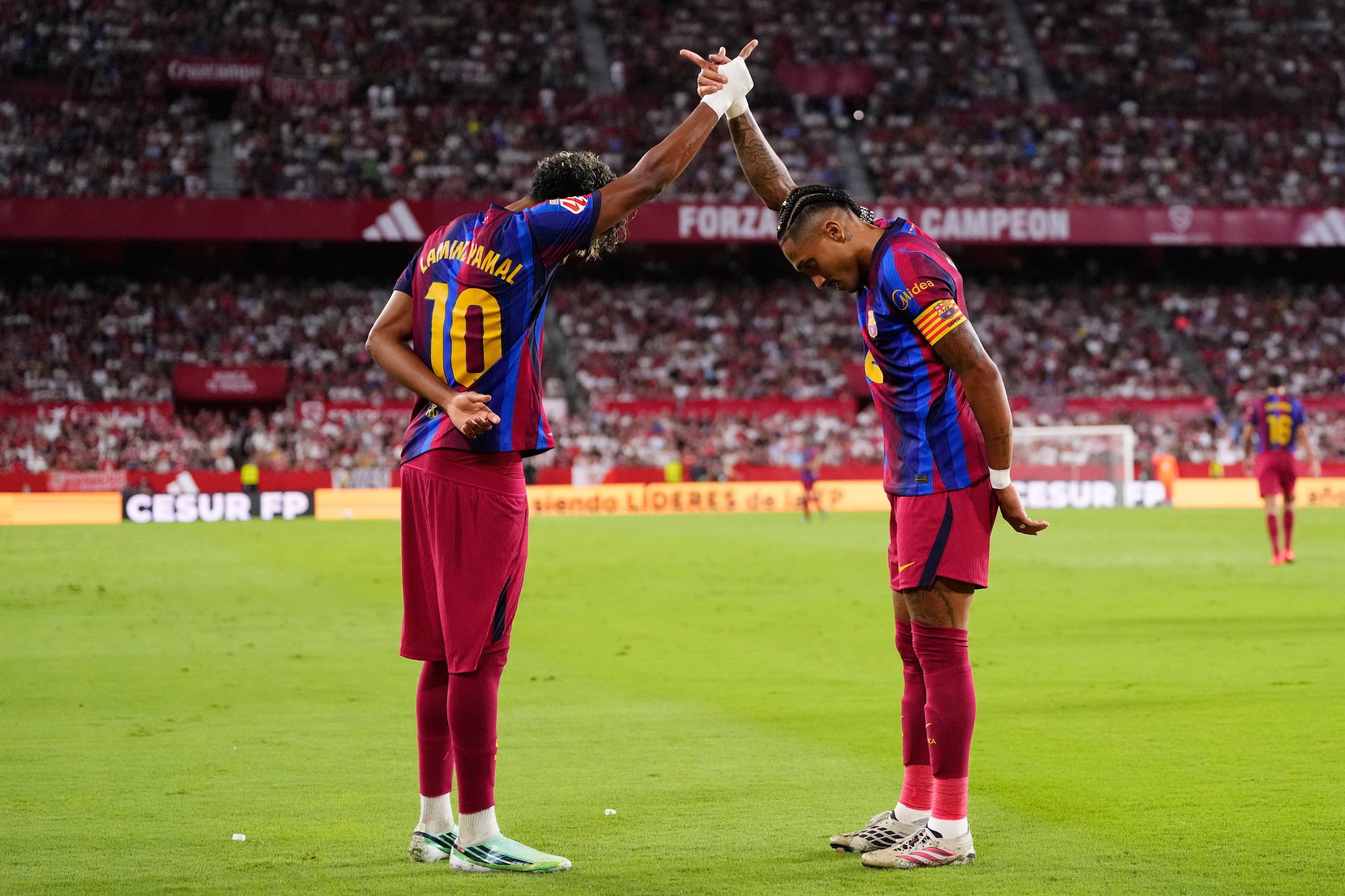 Raphinha celebra con Lamine Yamal tras anotar el segundo gol del Barcelona ante el Sevilla.