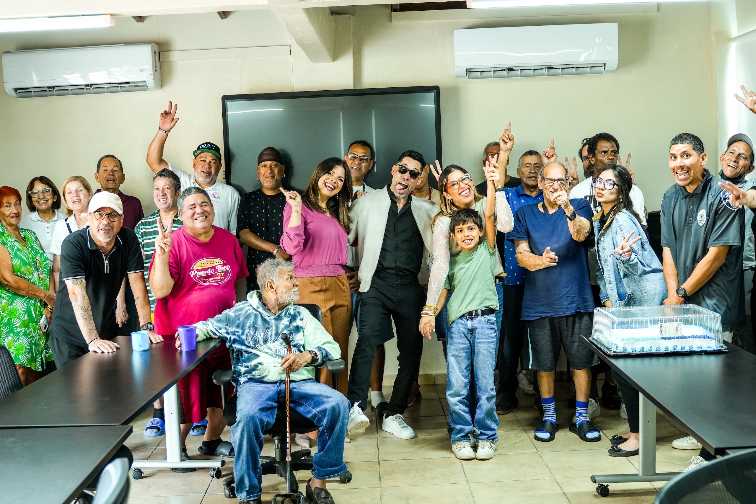 La visita del comediante incluyó una donación de alimentos apoyada por Goya para apoyar la misión de la institución.
