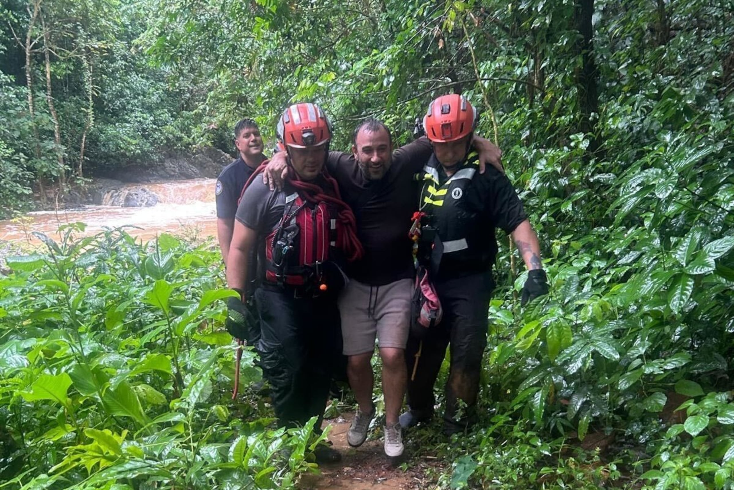 Seis personas fueron rescatadas luego de un golpe de agua en el río Charco Prieto en Bayamón.