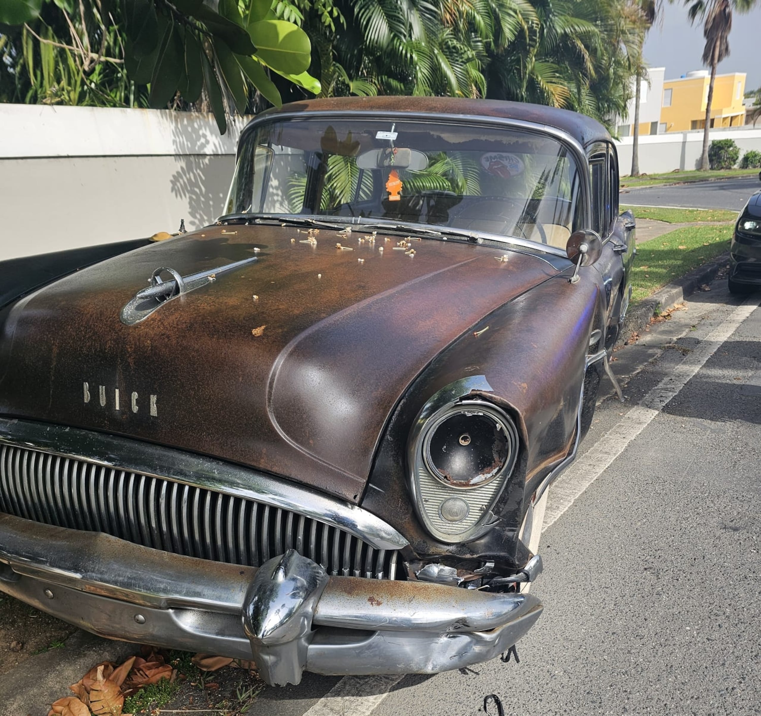 En la avenida Los Palacios, en Toa Alta, las autoridades investigan un vehículo antiguo marca Buick como el presunto responsable de impactar a una motociclista, causándole la muerte, y luego huir de la escena.