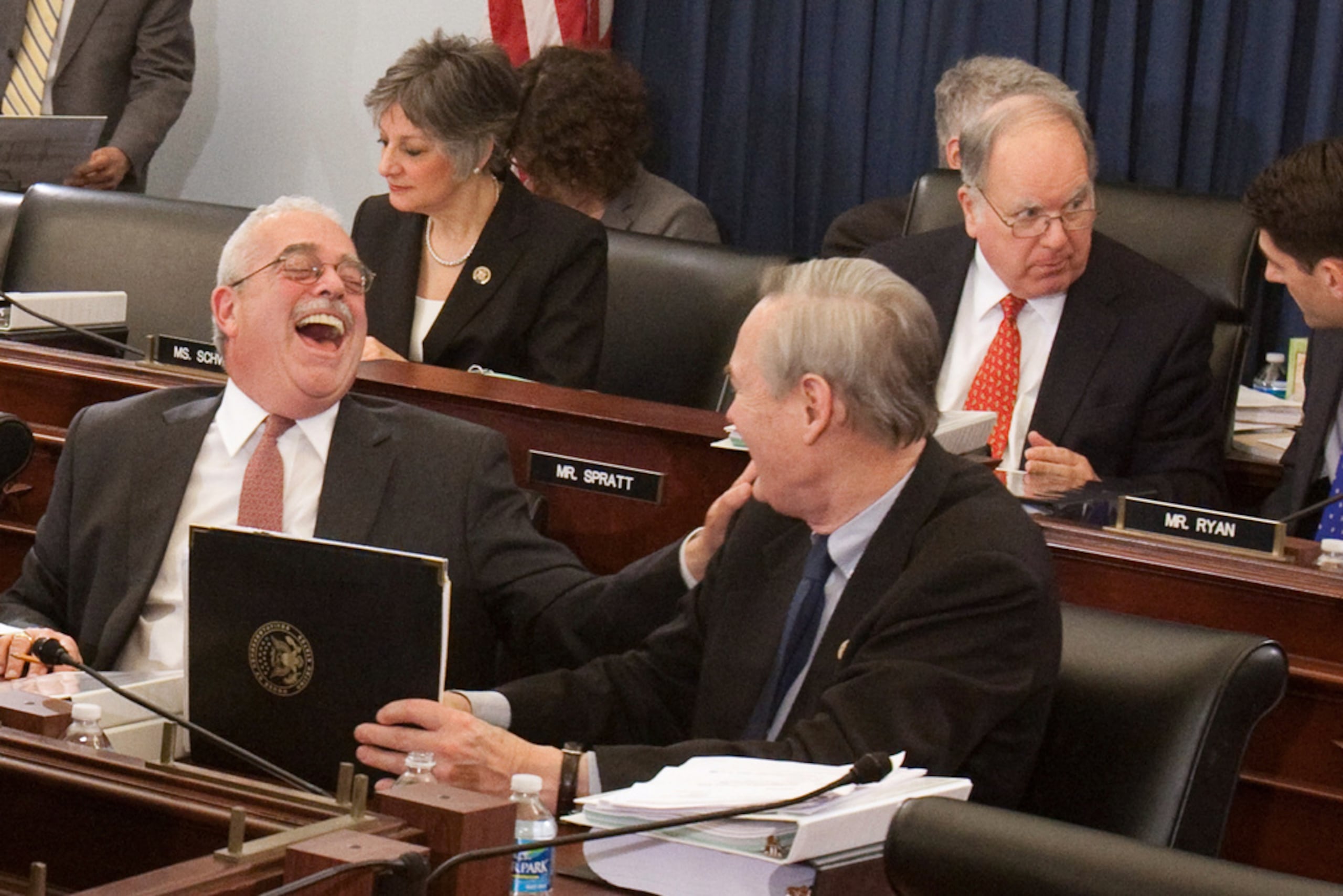 El representante Gerald Connolly se ríe junto a su colega del Comité de Presupuesto de la Cámara de Representantes, Dennis Moore, en el Capitolio de Estados Unidos, el 15 de marzo de 2010.