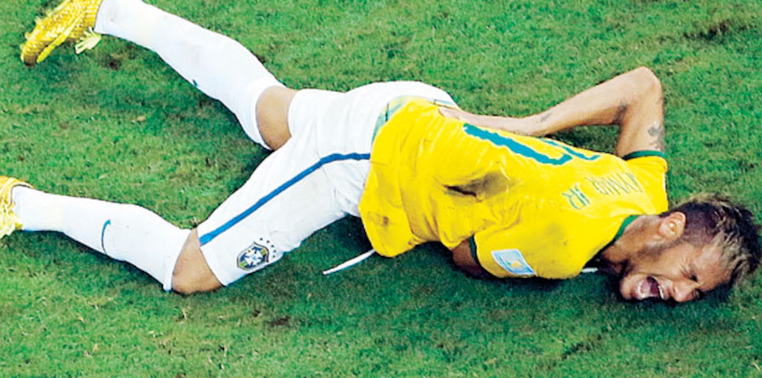 Neymar actualmente se recupera de otra lesión de metatarso en su pie derecho sufrida en enero, y se espera que regrese a las canchar el próximo mes. (Archivo)