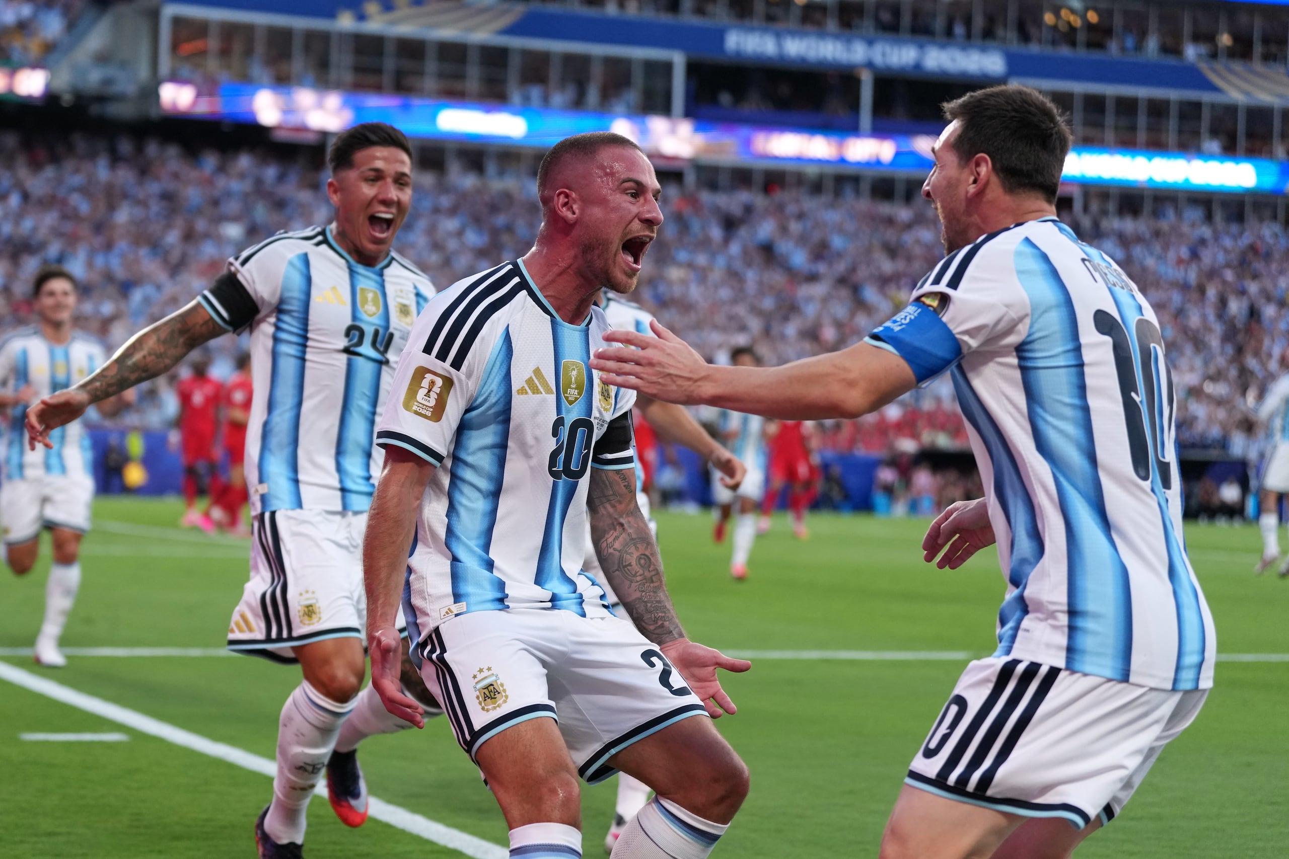 Alexis Mac Allister, al centro, festeja con Lionel Messi tras marcar el primer gol de Argentina en la victoria 3-1 ante Suiza en los cuartos de final de la Copa del Mundo.