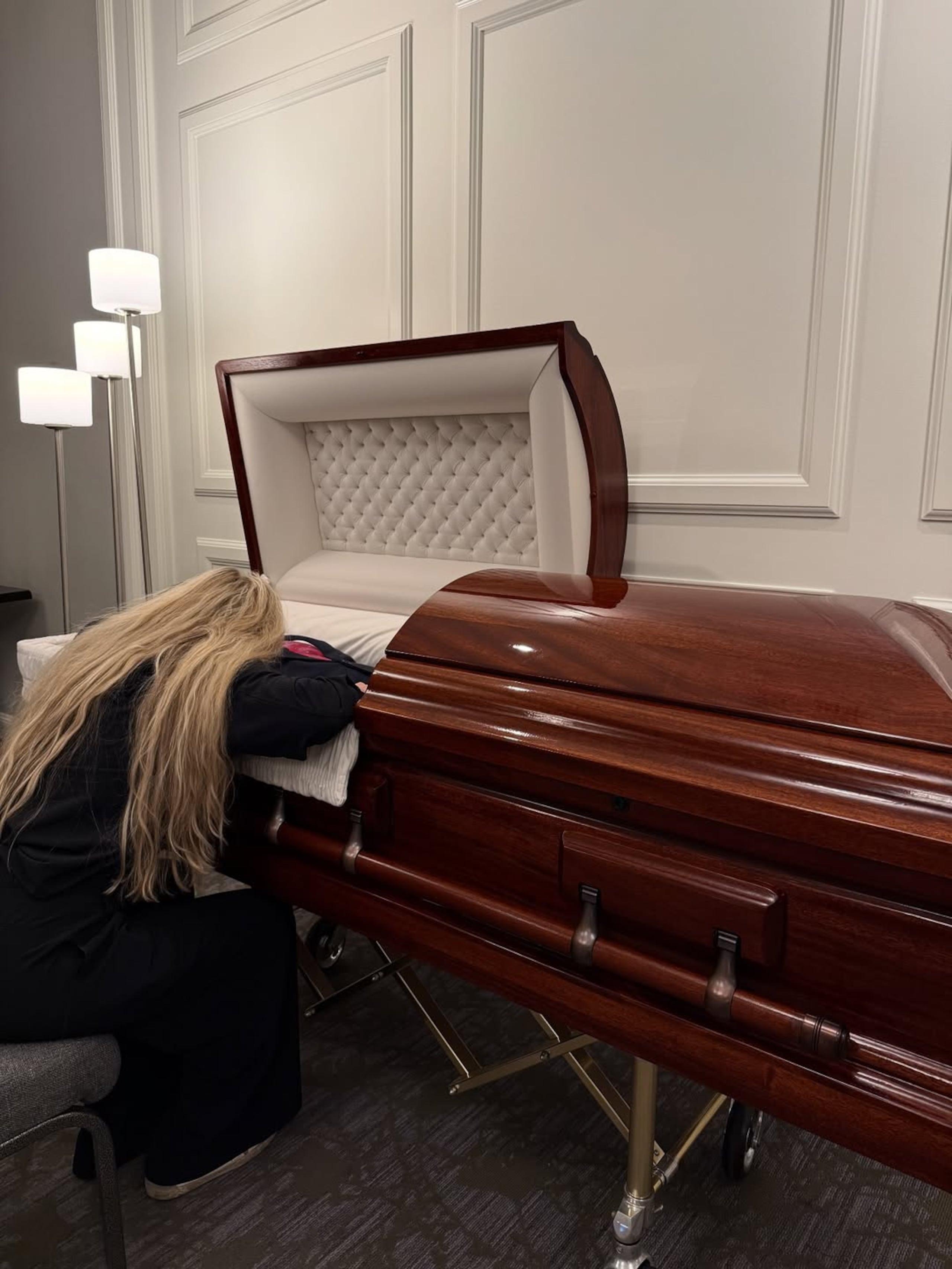 Fotografía tomada de la cuenta en Instagram @mrserikakirk de la esposa del activista conservador Charlie Kirk, Erika, junto al cuerpo del asesinado comentarista. (EFE/ @mrserikakirk)