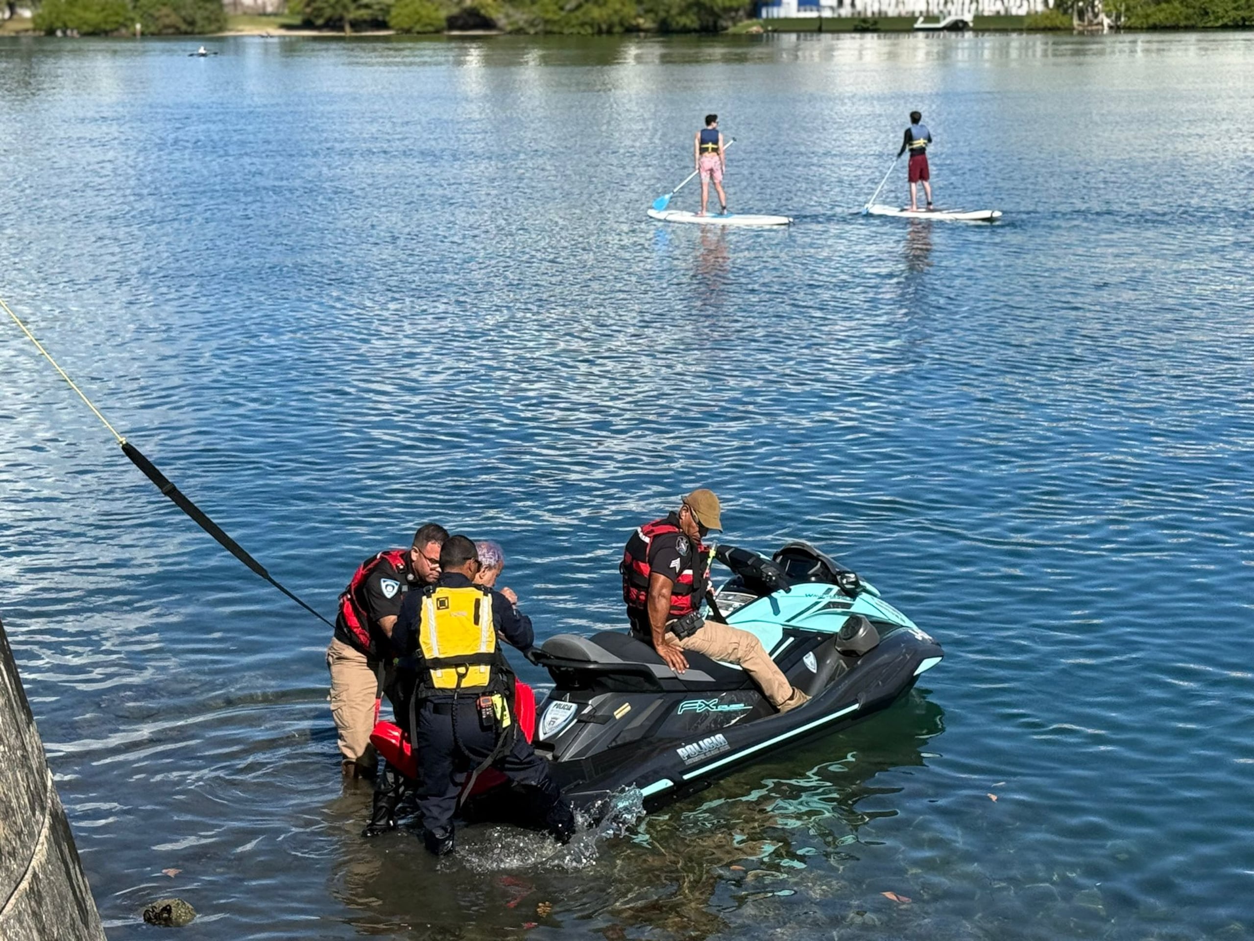 Al lugar también arribaron motoras acuáticas de la Policía Municipal de San Juan, en coordinación con personal marítimo de OMMEAD San Juan, quienes evaluaron la condición del ciudadano y realizaron la extracción segura.