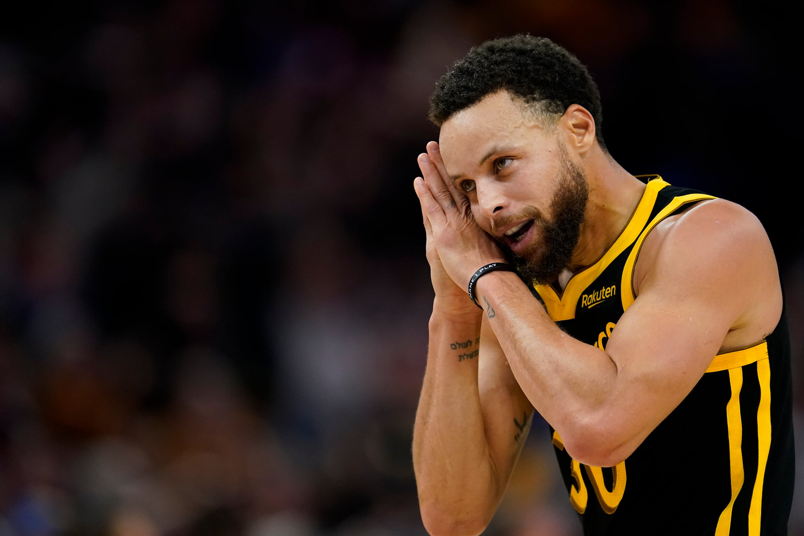 Stephen Curry, de los Warriors de Golden State, festeja un triple en el encuentro del martes 19 de diciembre de 2023, ante los Celtics de Boston.