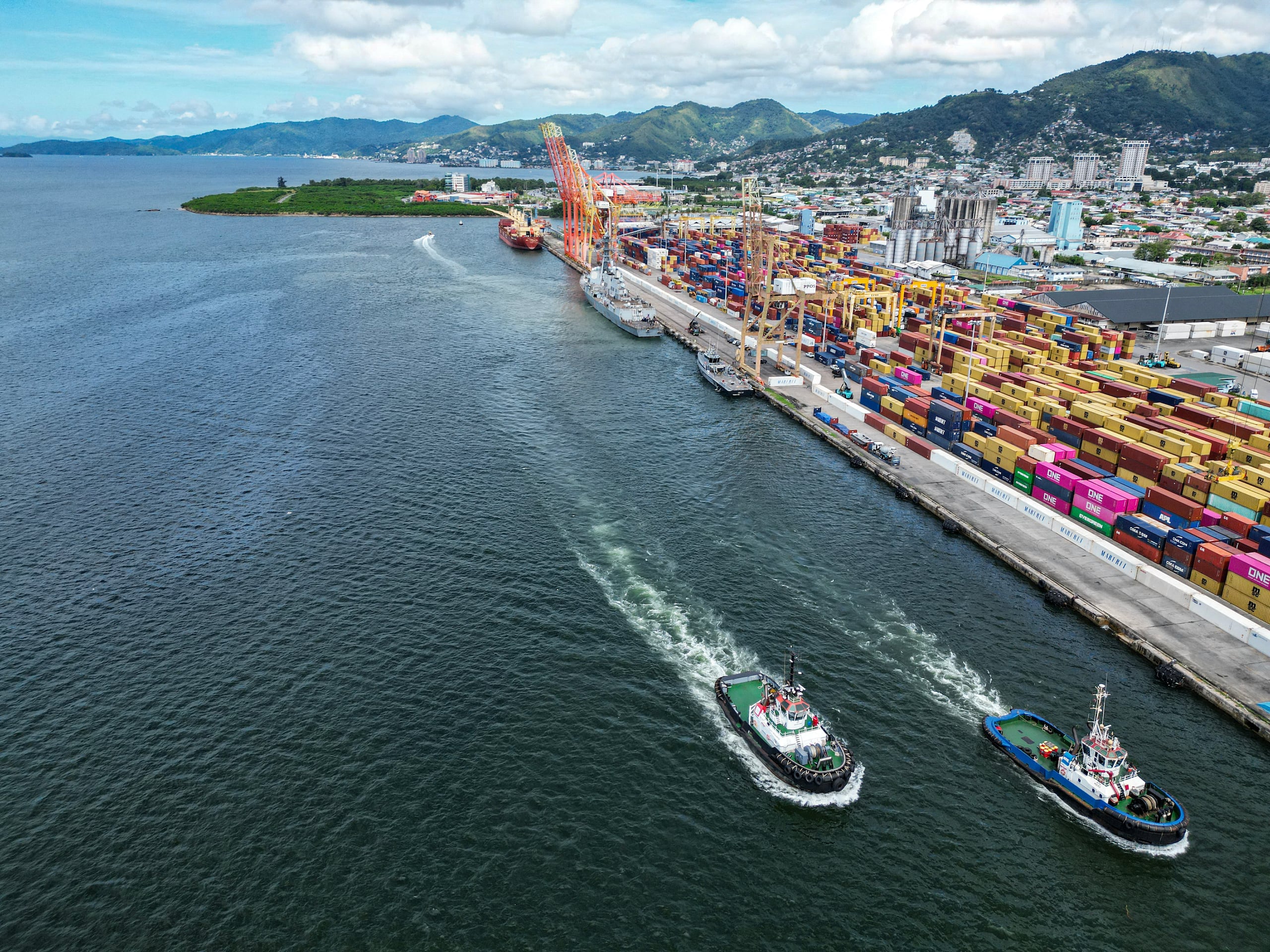 Trinidad y Tobago ha fortalecido su acercamiento con Estados Unidos en el marco del despliegue militar ordenado por Donald Trump. En la foto, remolcadores abandonando el Puerto España tras ayudar al buque de guerra USS Gravely a atracar el 26 de octubre.