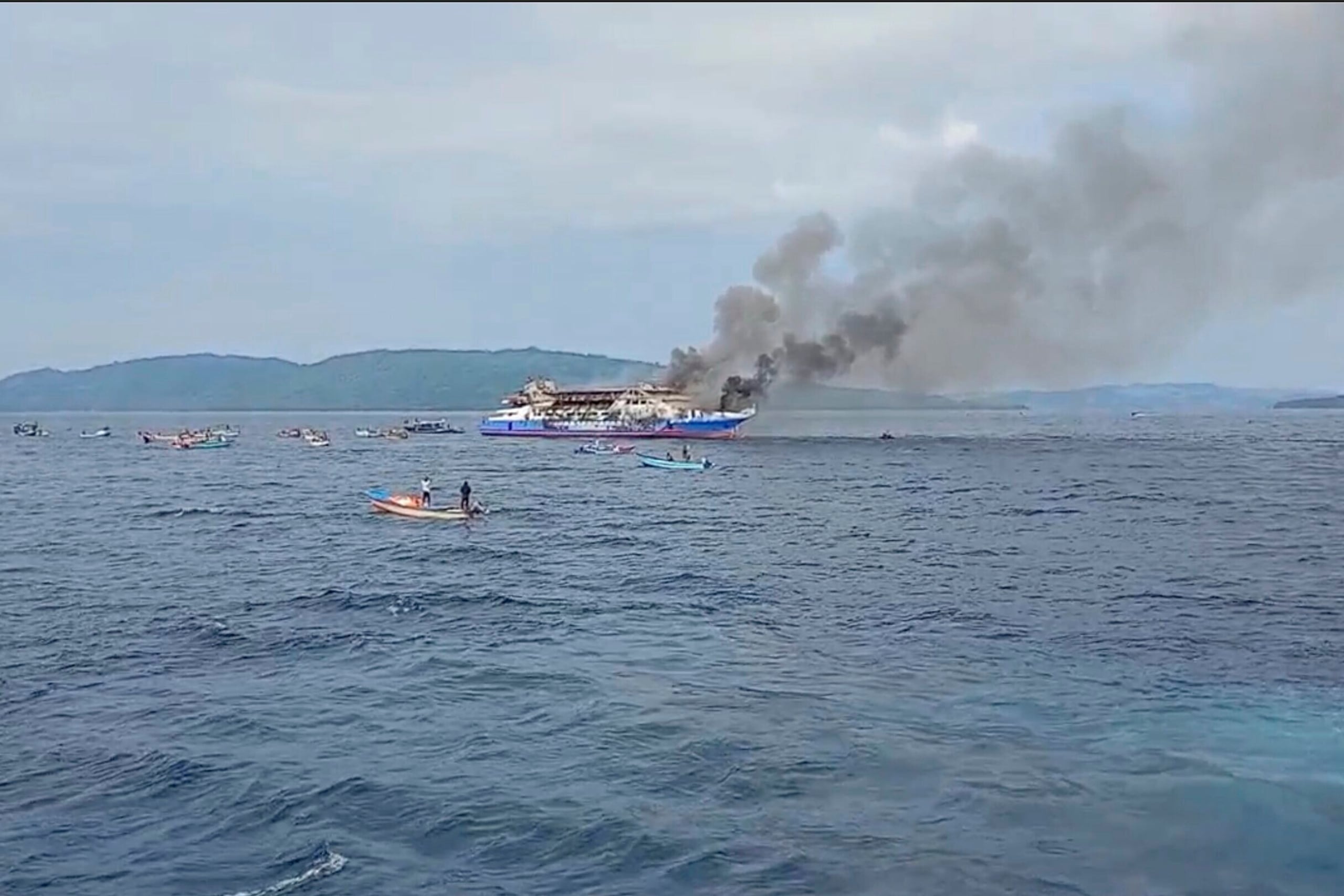 Fotos y videos publicados por la Agencia Nacional de Búsqueda y Rescate mostraron a pasajeros aterrorizados, en su mayoría con chalecos salvavidas, saltando al mar.