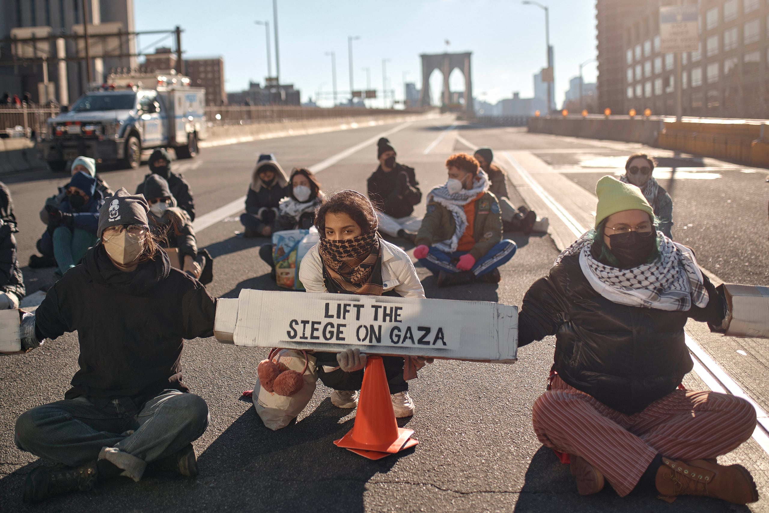 Manifestantes impiden el paso en el Puente de Brooklyn durante una protesta propalestina que pide un cese del fuego en la guerra entre Israel y Hamás, el lunes 8 de enero de 2024, en Nueva York. (AP Foto/Andres Kudacki)