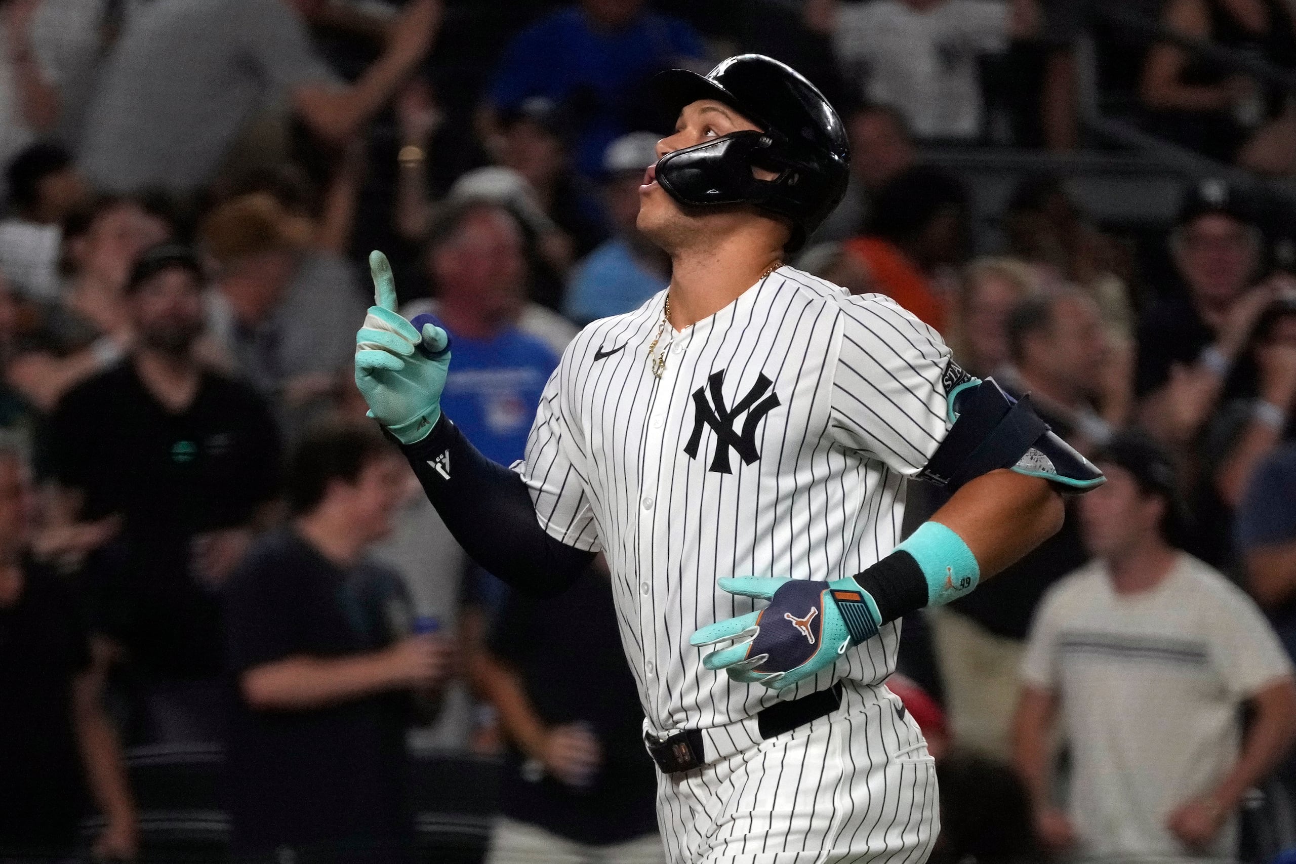 Aaron Judge, de los Yankees de Nueva York, festeja su cuadrangular ante los Blue Jays de Toronto.