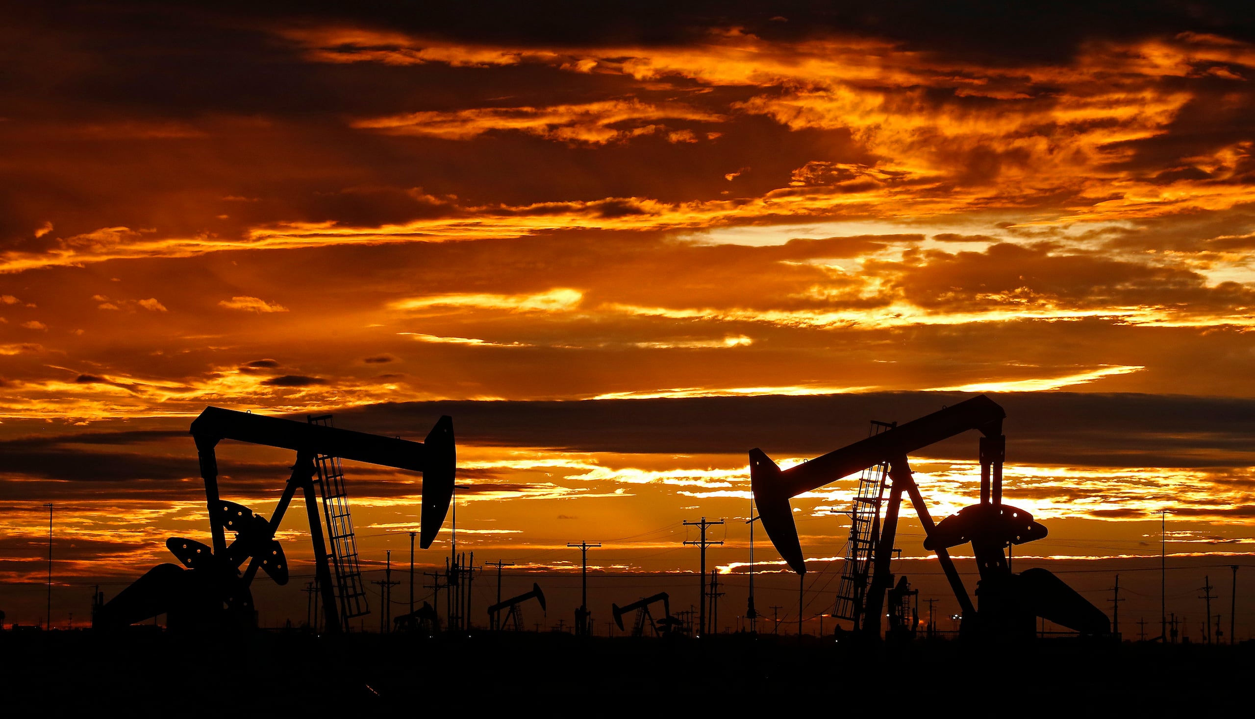 Contrario a lo pronosticado por algunos analistas, que vaticinaban que el crudo de Texas alcanzaría los $100, el precio del barril de petróleo retrocedió hasta $71.65.