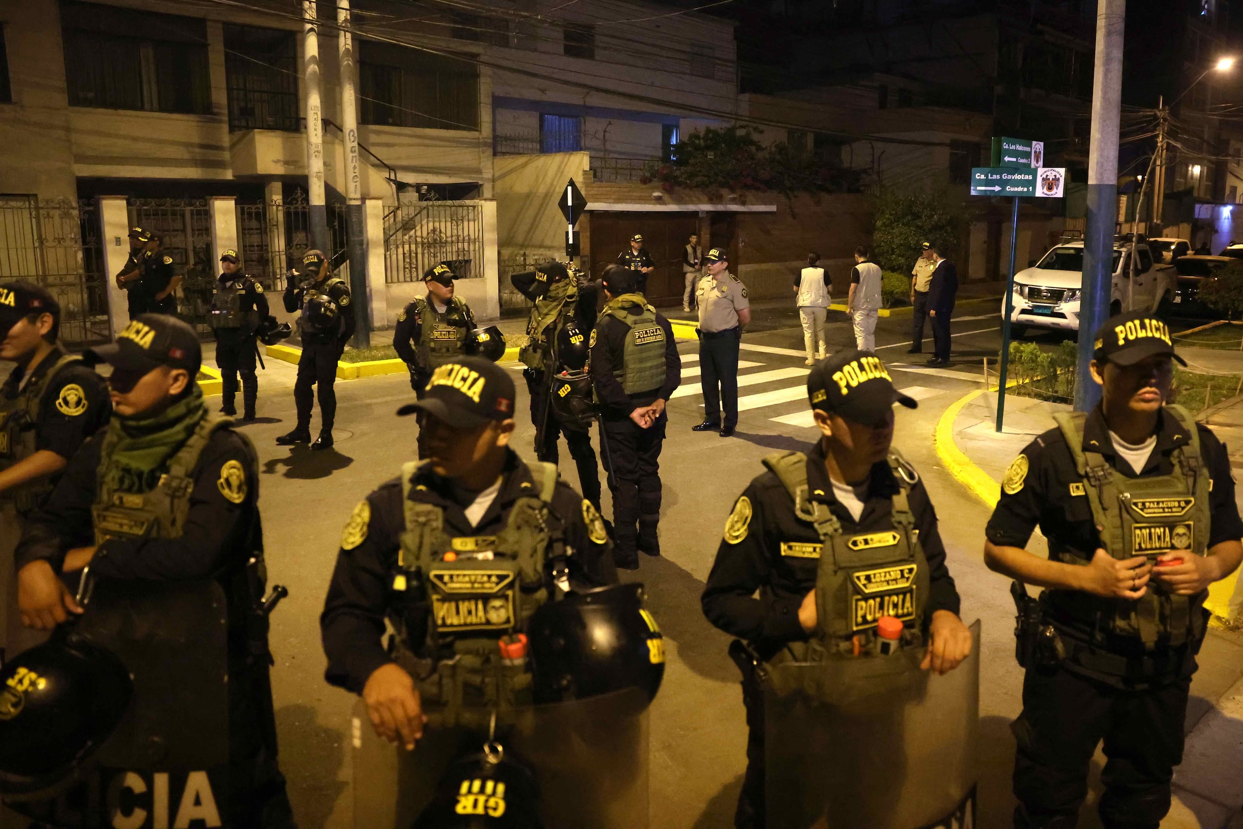 Fotografía del 30 de marzo de 2024 de la casa de la presidenta de Perú, Dina Boluarte en el distrito limeño de Surquillo tras no ser atendidos al tocar repetidas veces en la casa. (EFE/Julio Melendrez)