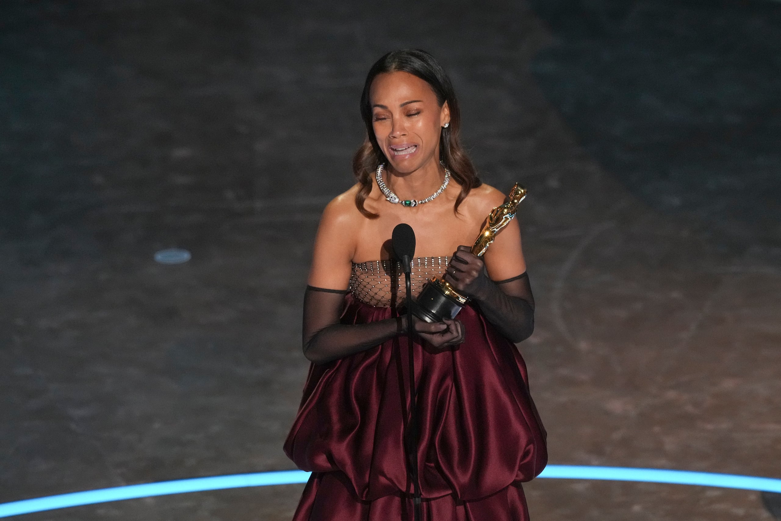 Zoe Saldaña llora al recibir su primer Oscar.