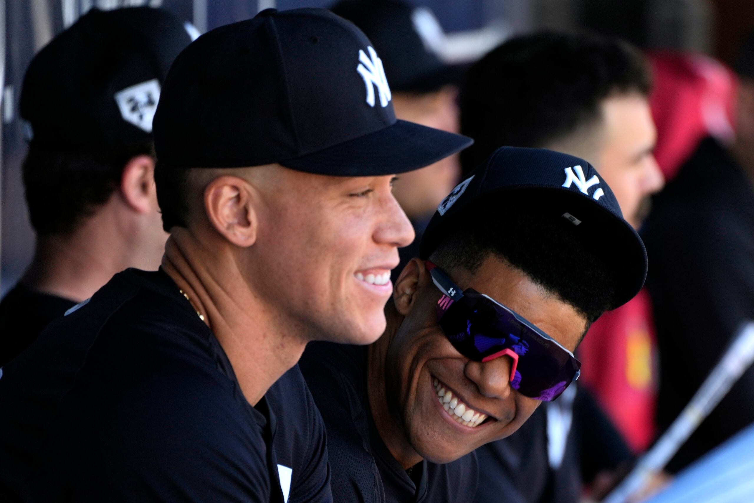 El nuevo Yankee, Juan Soto, con gafas junto a Aaron Judge, conectó en el partido su primer jonrón de la pretemporada.