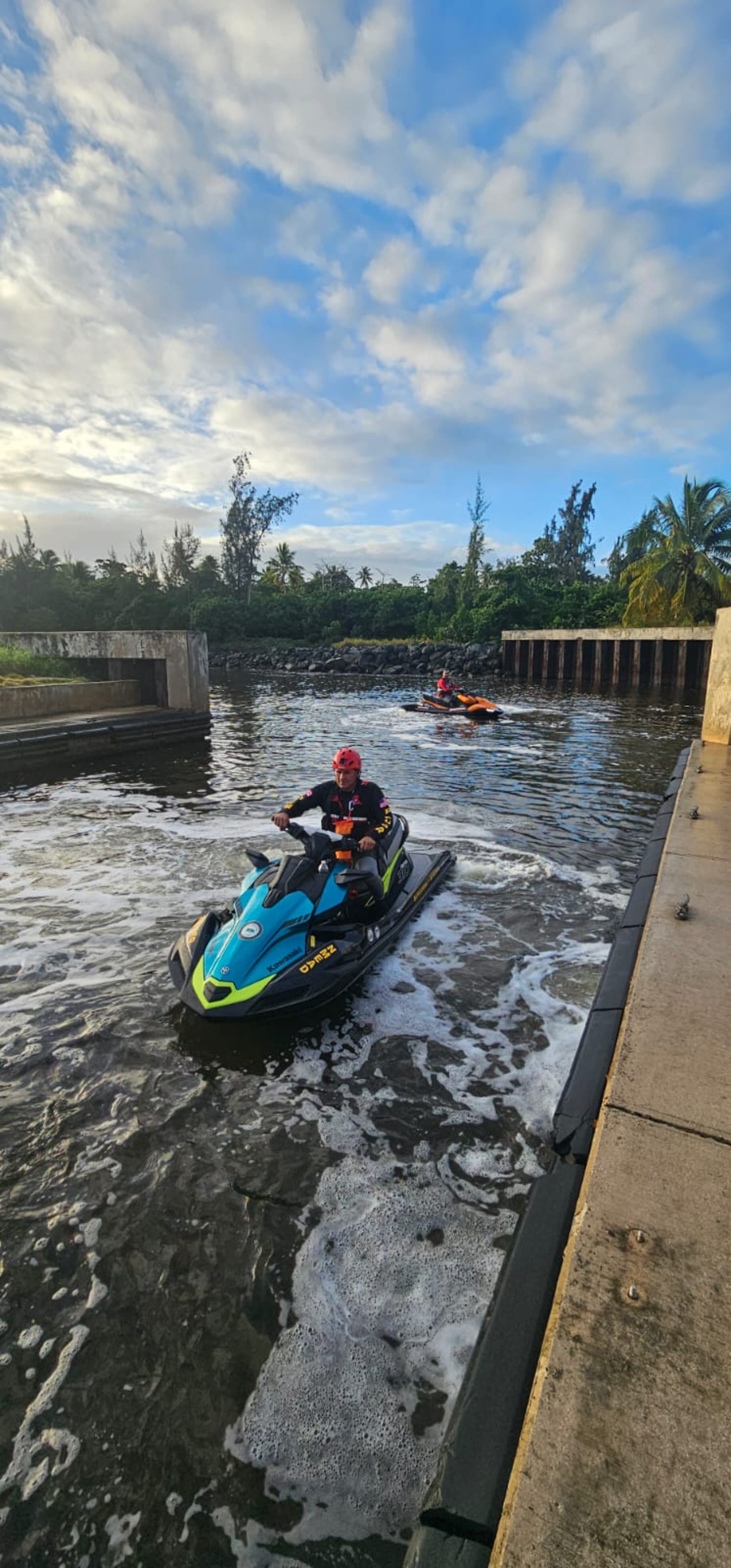 Rescatistas estatales, municipales, voluntarios y pescadores durante la búsqueda de David Hernández de 63 años, arrastrado por las corrientes marinas, al caer del muelle del Caño Tiburones, en Arecibo.