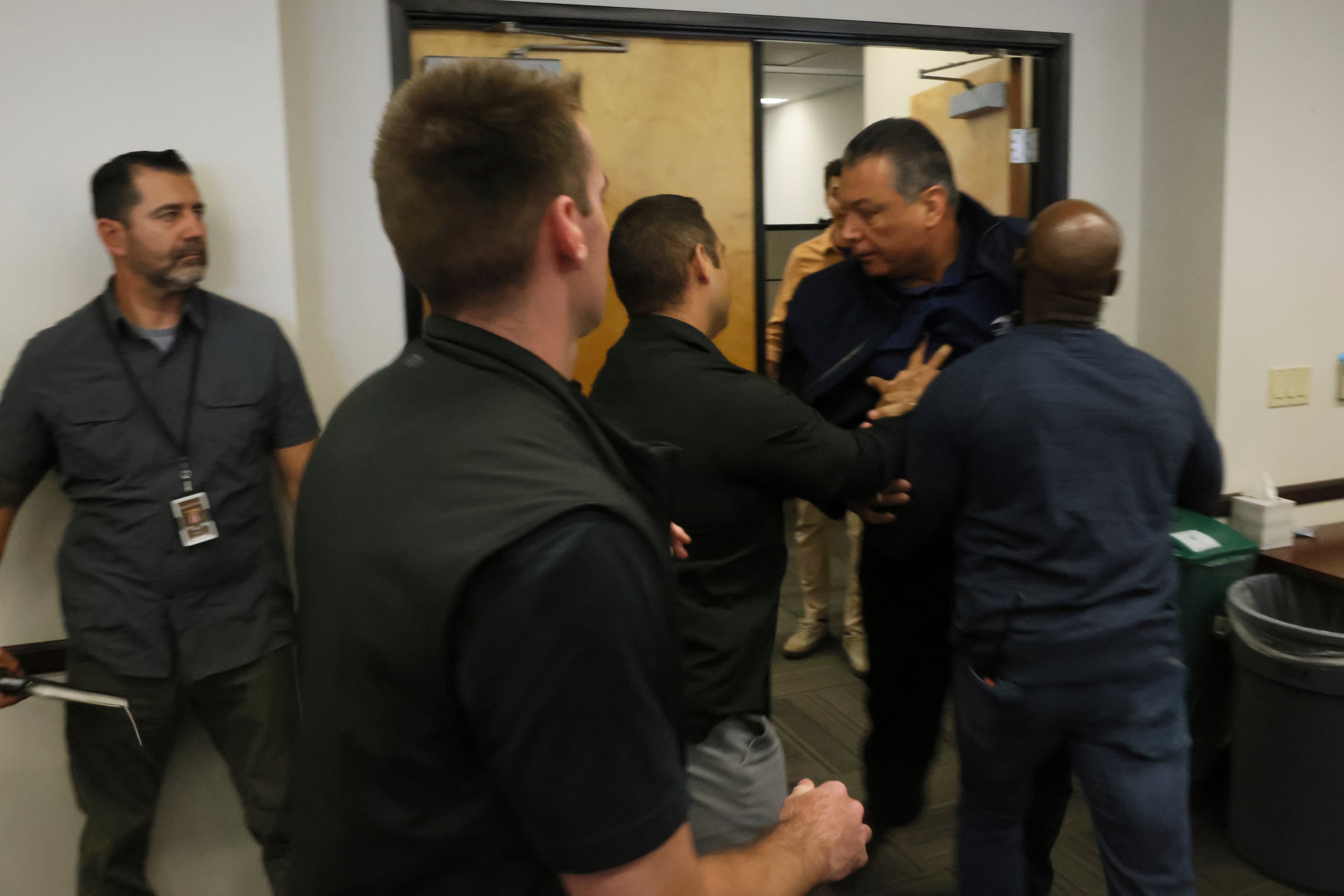 La ofinca del congresista informó en un comunicado que Padila intentó hacerle una pregunta a la secretaria y fue expulsado por la fuerza por agentes federales, derribado al suelo y esposado.