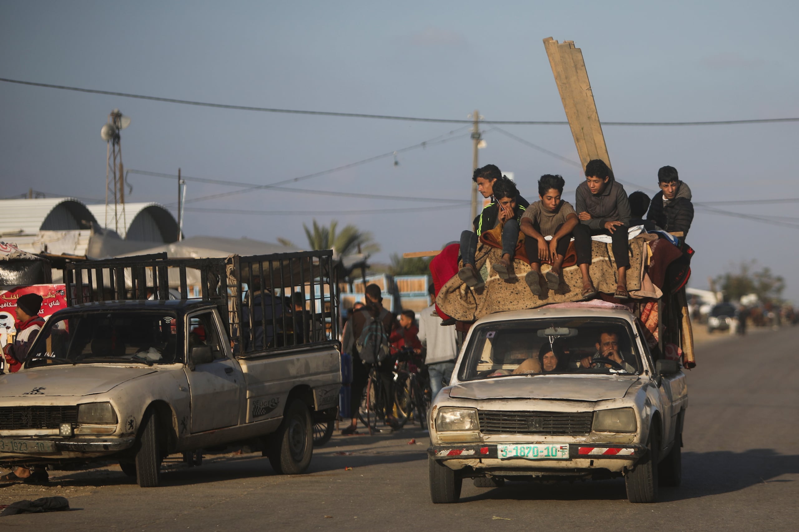 Palestinos huyen de la ofensiva terrestre israelí en Jan Yunis, Franja de Gaza, el 6 de diciembre de 2023. (AP Foto/Mohammed Dahman)
