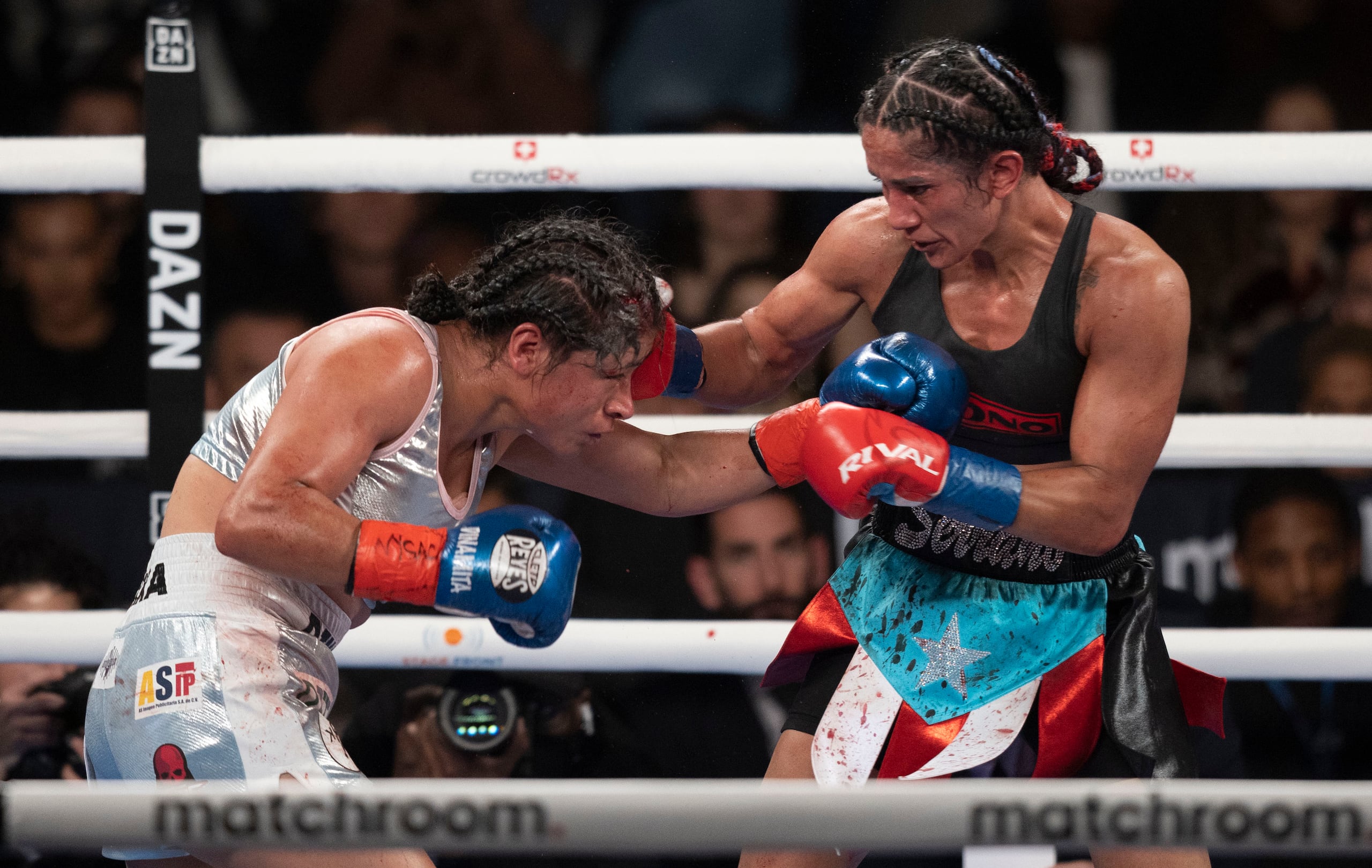 Amanda Serrano y Erika Cruz intercambian golpes en su combate, celebrado en el Teatro Hulu del Madison Square Garden, de Nueva York.