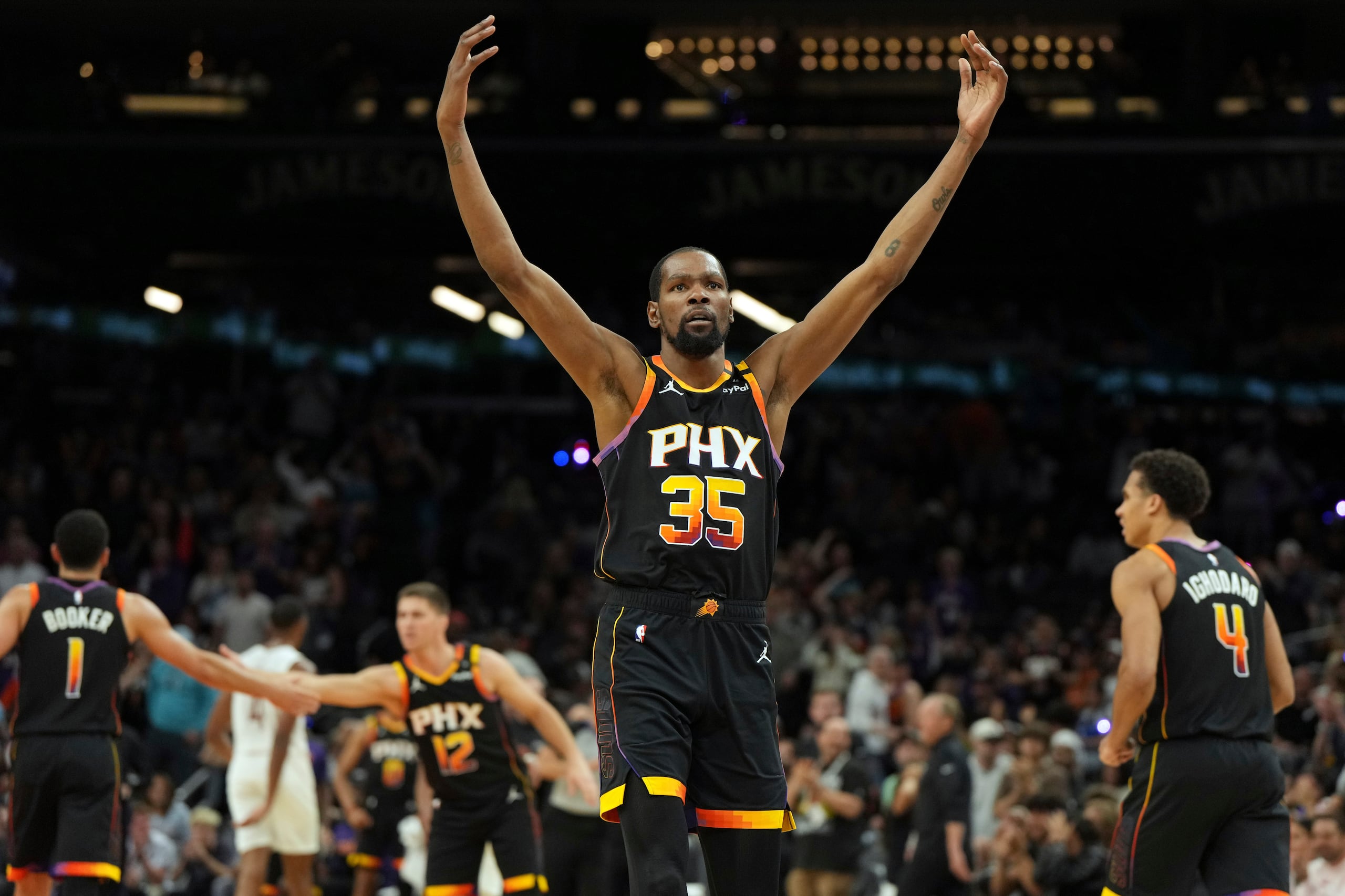 Kevin Durant, de los Suns de Phoenix, celebra durante la segunda mitad del juego frente a los Cavaliers de Cleveland, el viernes 21 de marzo de 2025.