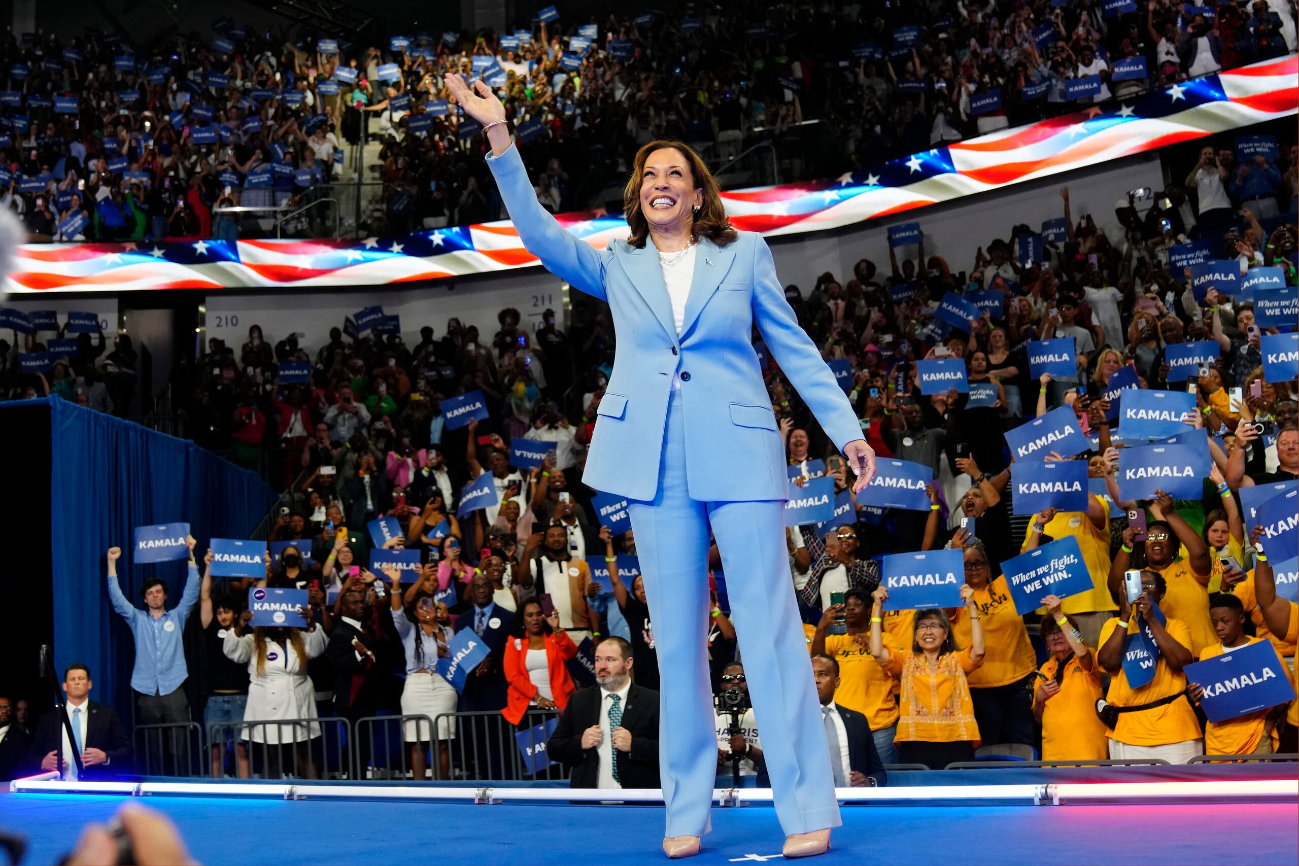 La vicepresidenta Kamala Harris saluda durante un acto de campaña, el martes 30 de julio de 2024, en Atlanta. (Foto AP/John Bazemore)