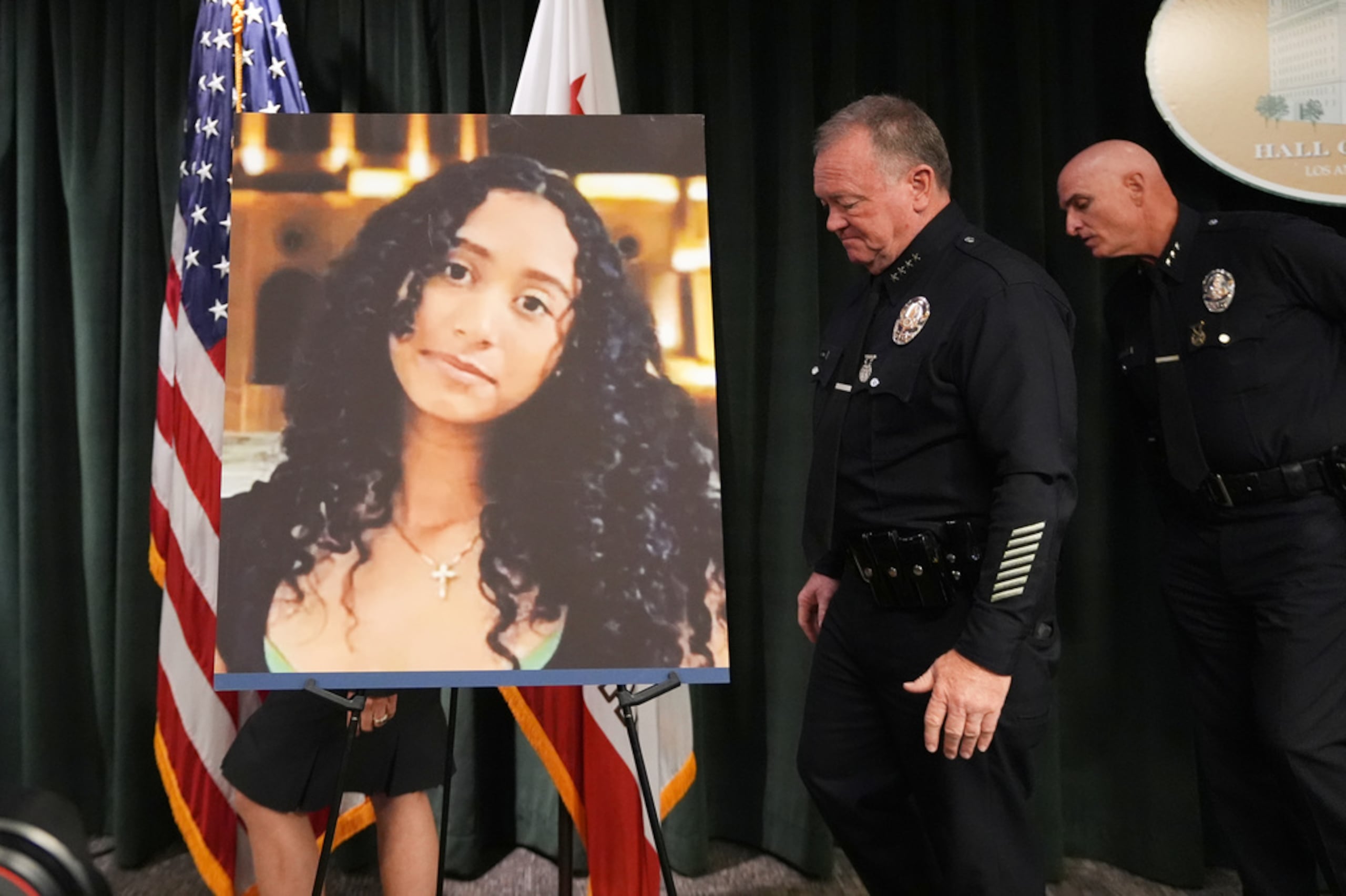 El jefe del Departamento de Policía de Los Ángeles, Jim McDonnell, camina frente a una imagen de Celeste Rivas Hernández el lunes 20 de abril de 2026 en Los Ángeles, tras una conferencia de prensa relacionada con el caso del cantante D4vd.