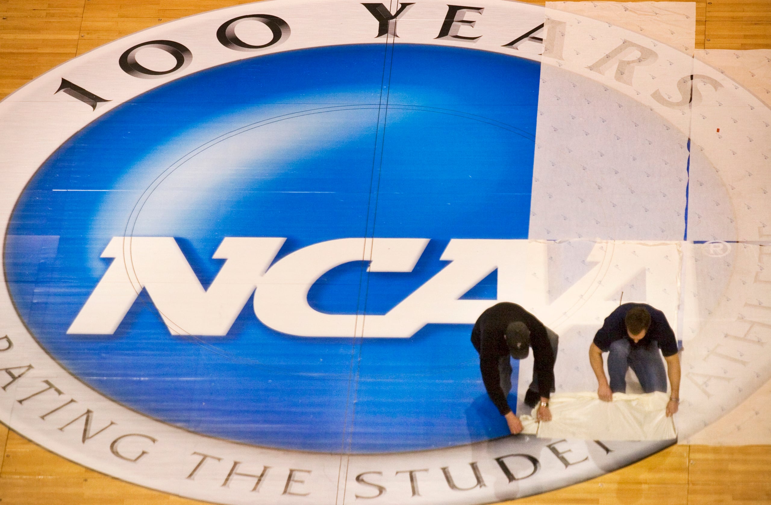 Por más de de 100 años, la NCAA ha hecho miles y millones de dólares mientras no remuneraba a sus atletas más allá de pagar sus estudios y ofrecerles algunos costos de hospedaje y alimentación.