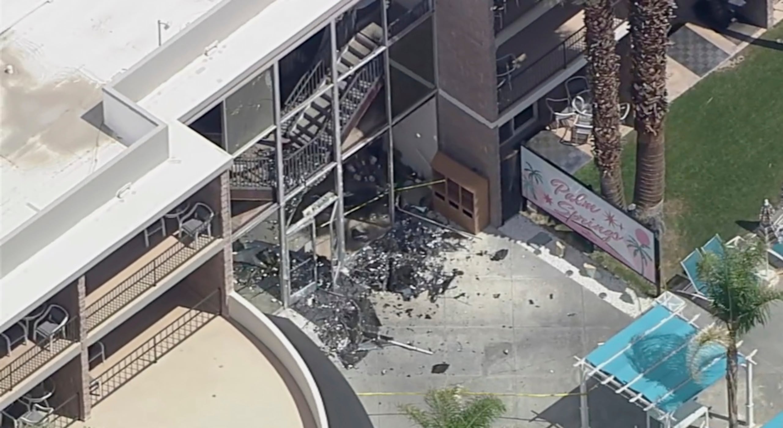 Escombros cubren el suelo cerca del sitio de una explosión ocurrida el sábado, 17 de mayo de 2025, en Palm Springs, California.