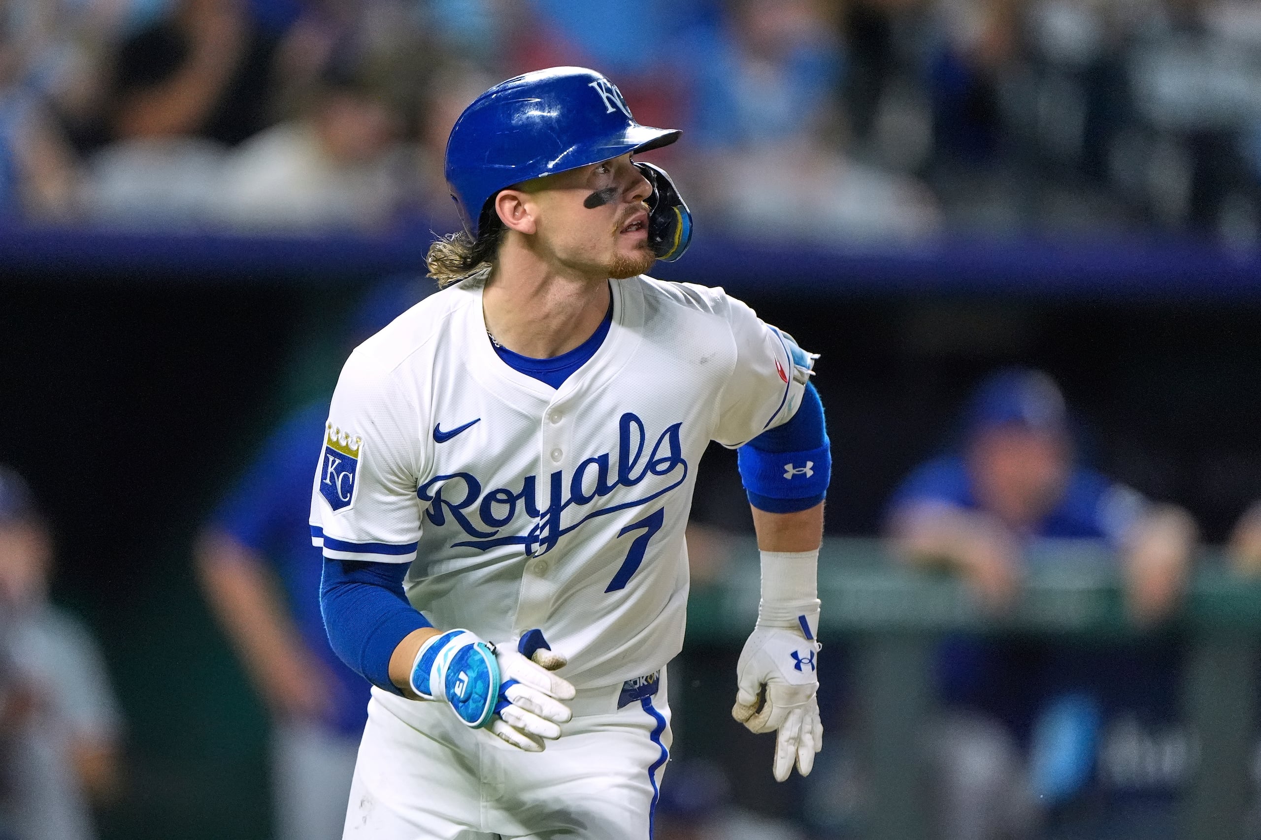 Bobby Witt Jr. corre las bases después de sacudir el cuadrangular número 100 en su carrera.