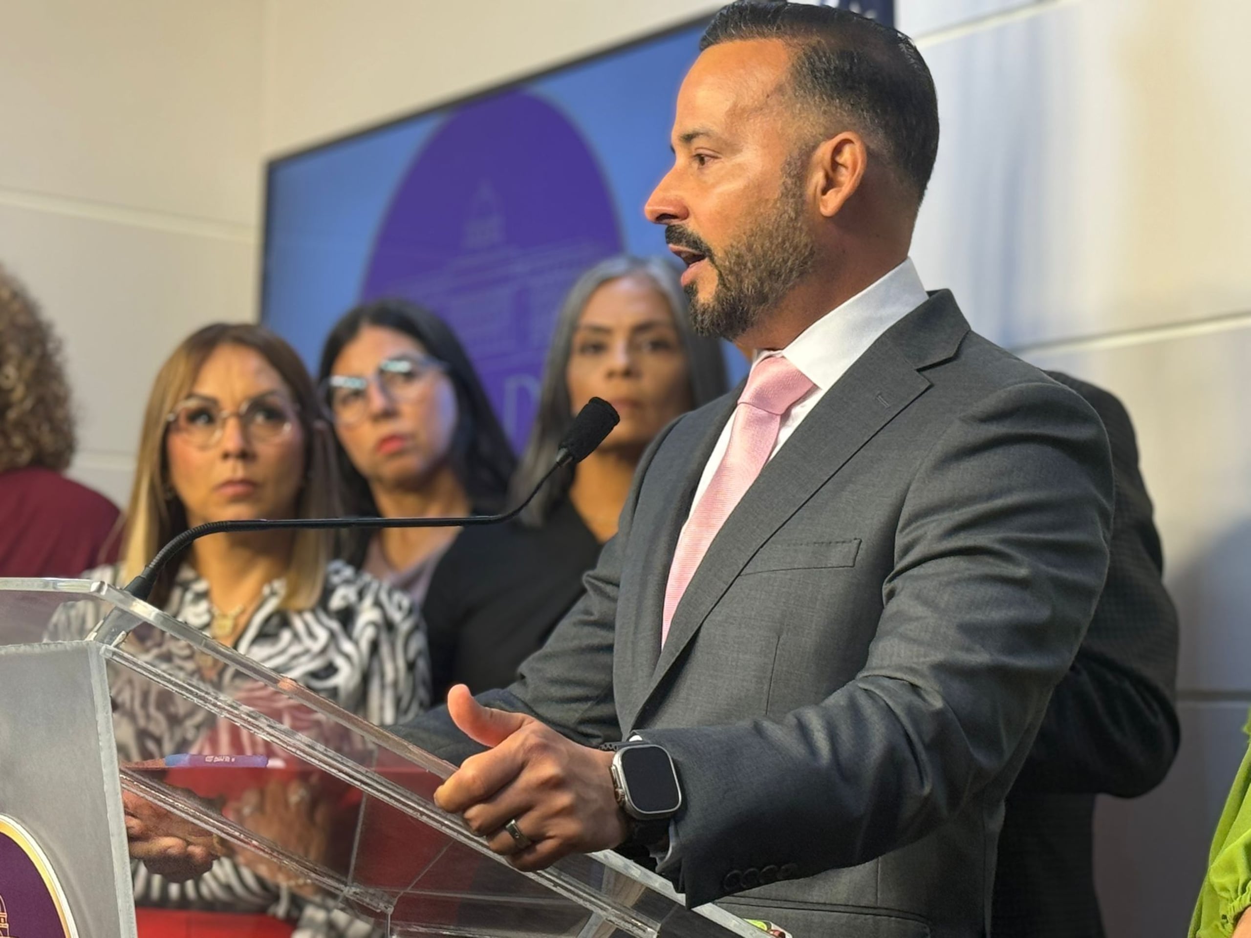 Luis Javier Hernández Ortiz, portavoz del Partido Popular Democrático (PPD) en el Senado, reclama acción ante problemas en el Programa de Educación Especial.