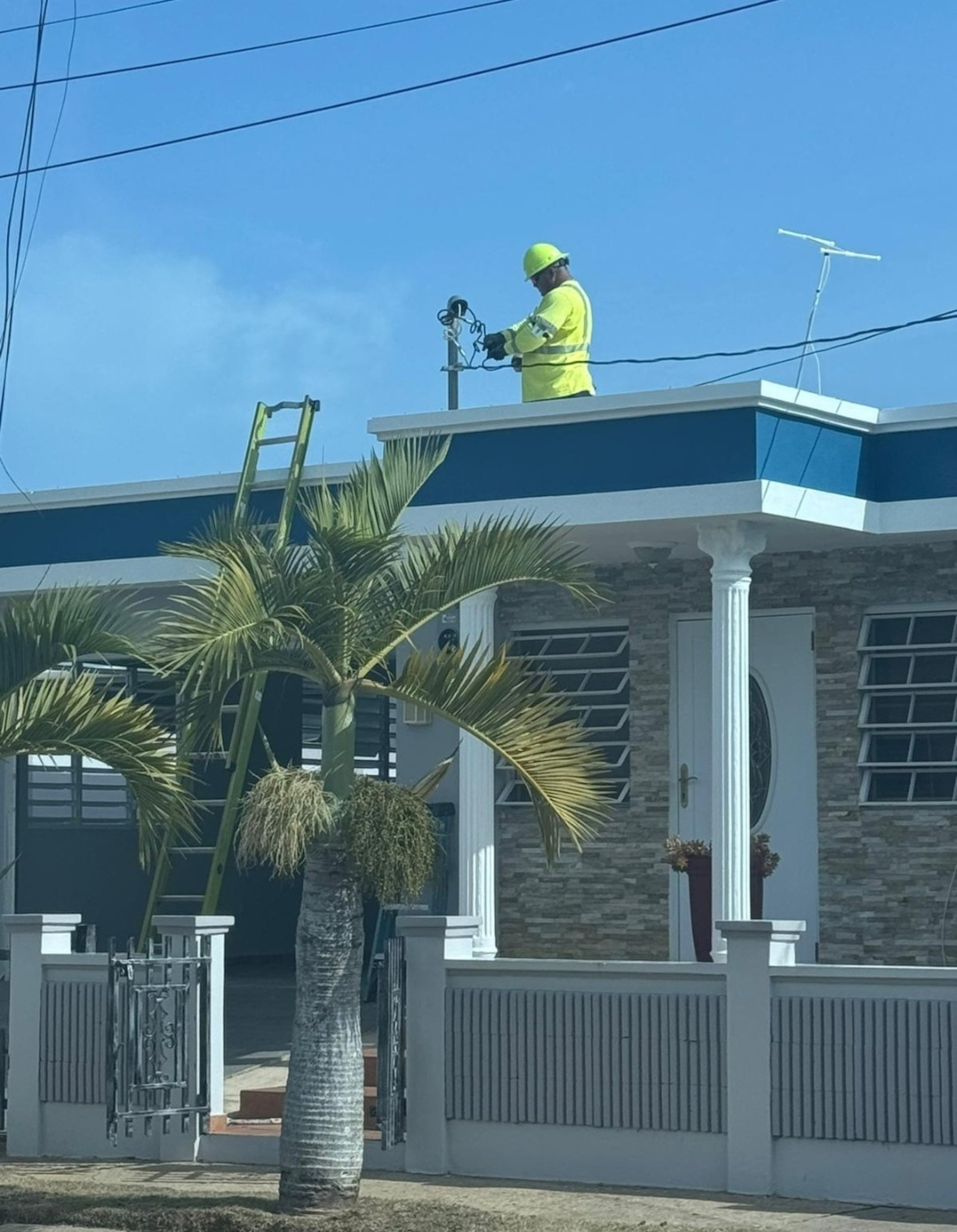 Policías escoltaron al personal de la compañía LUMA Energy, mientras ejecutaban un plan para desconectar el servicio por hurto de energía eléctrica.