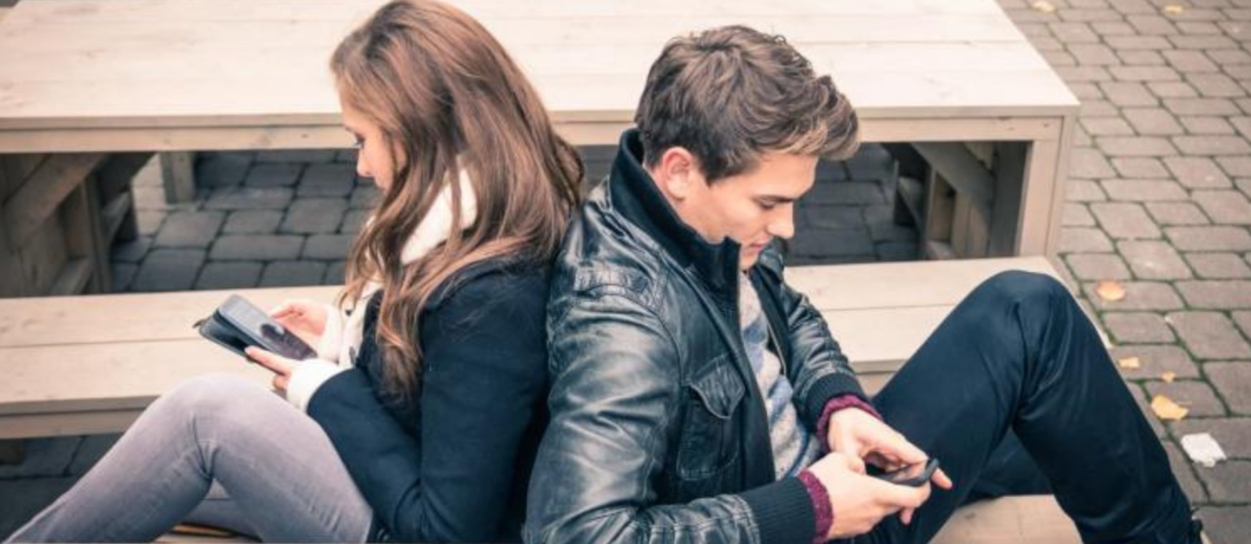 Según el estudio, 7 de cada 10 personas confesó que por mirar la pantalla del celular le presta menos atención a su media naranja.