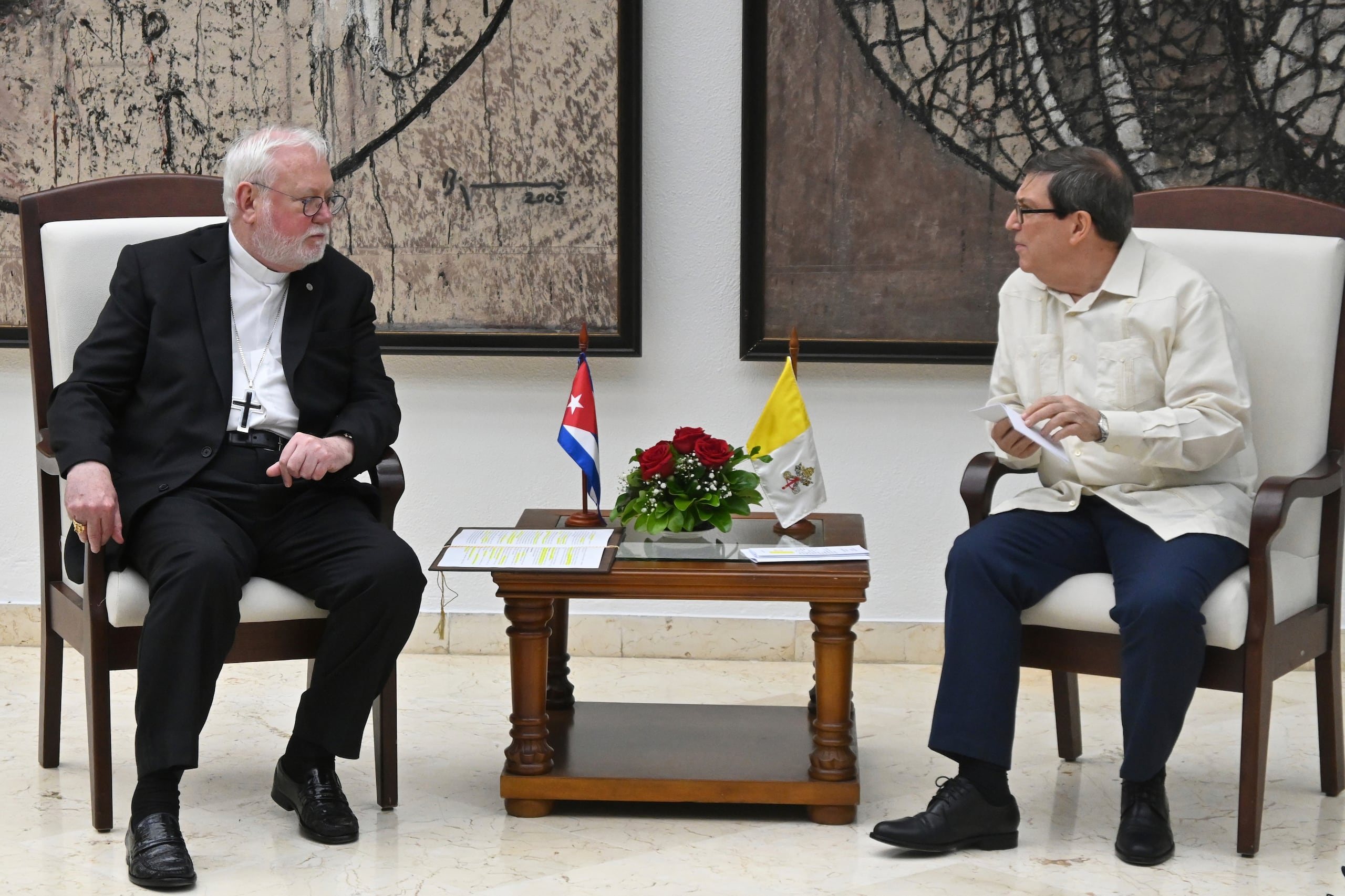 El arzobispo Paul Richard Gallagher (izquierda), secretario para las Relaciones con los Estados y los Organismos Internacionales de la Santa Sede, se reúne con el ministro de Relaciones Exteriores de Cuba, Bruno Rodríguez, en La Habana, Cuba, el miércoles 4 de junio de 2025. (Foto AP/Jorge Luis Baños)